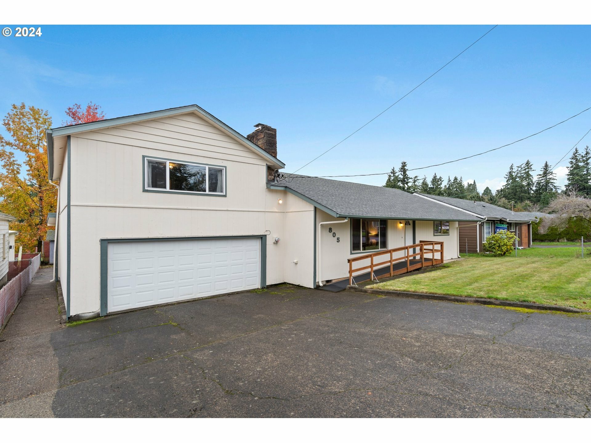 Property Photo:  805 N 16th Ave  WA 98626 