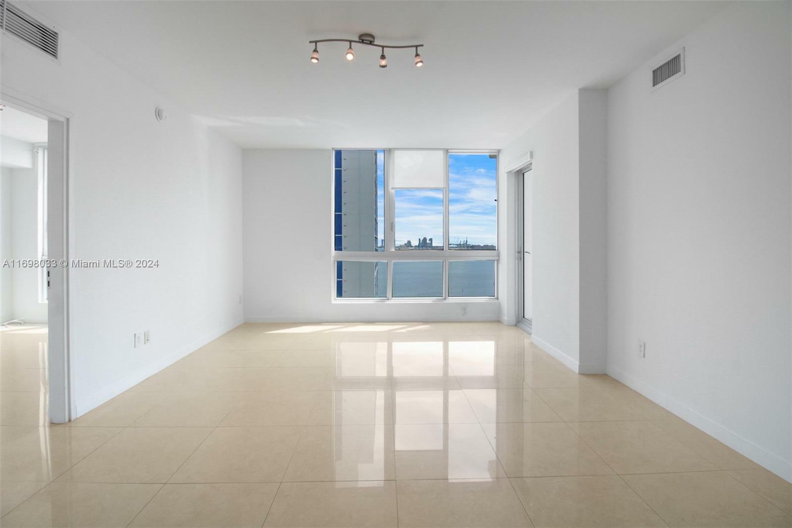 Property Photo:  300 S Biscayne Blvd T-2212  FL 33131 