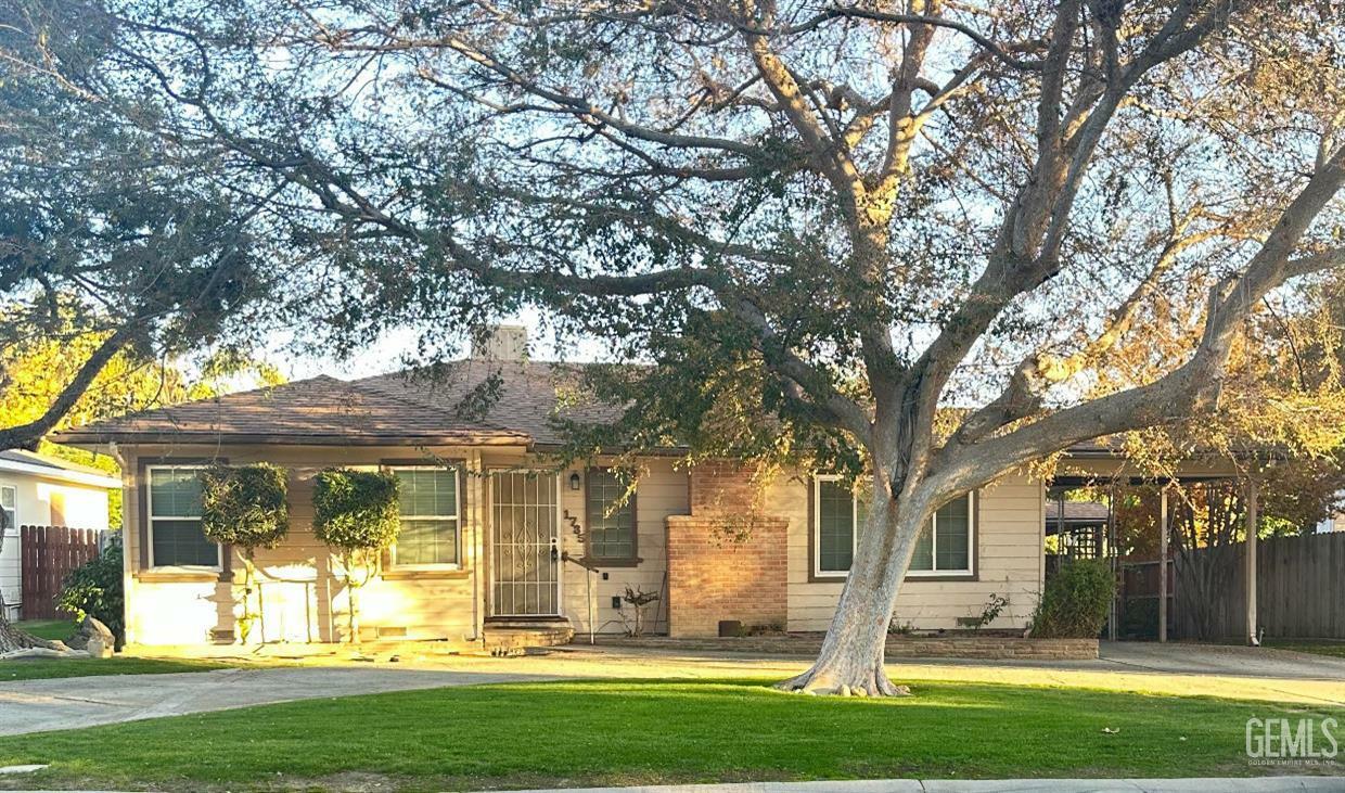 Property Photo:  1735 Los Robles Drive  CA 93306 