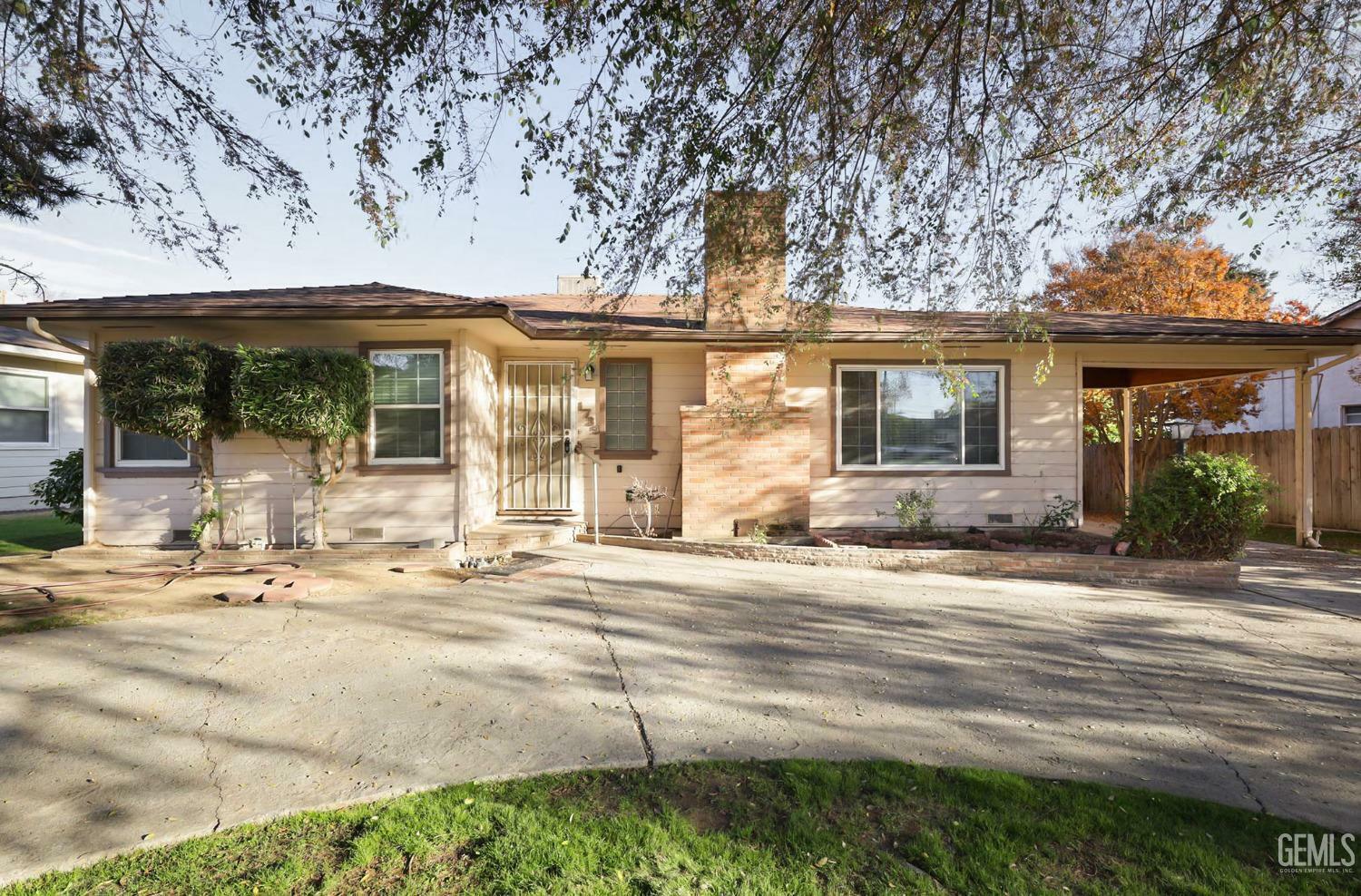 Property Photo:  1735 Los Robles Drive  CA 93306 