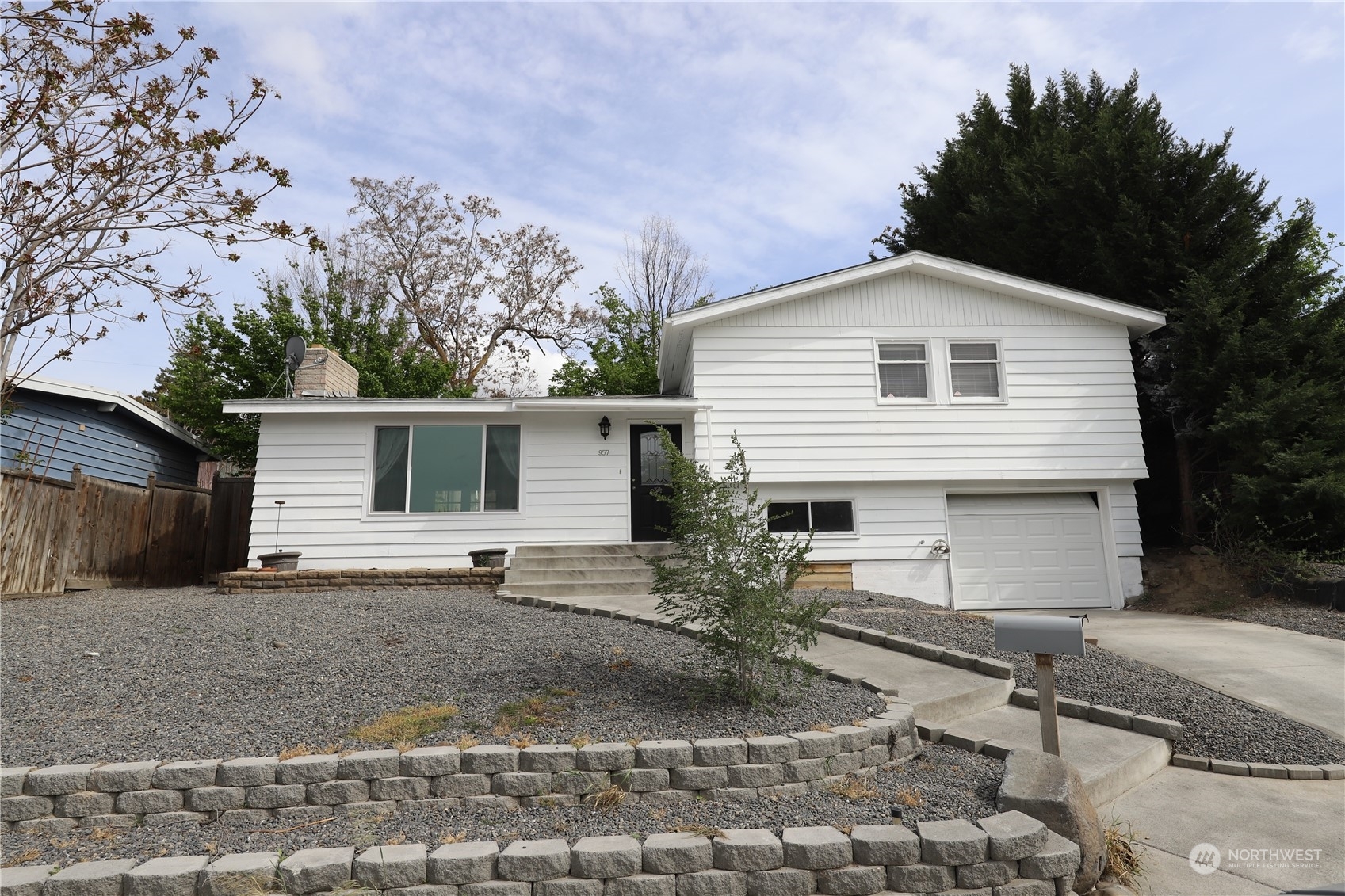 Property Photo:  957 S Garden  WA 98837 