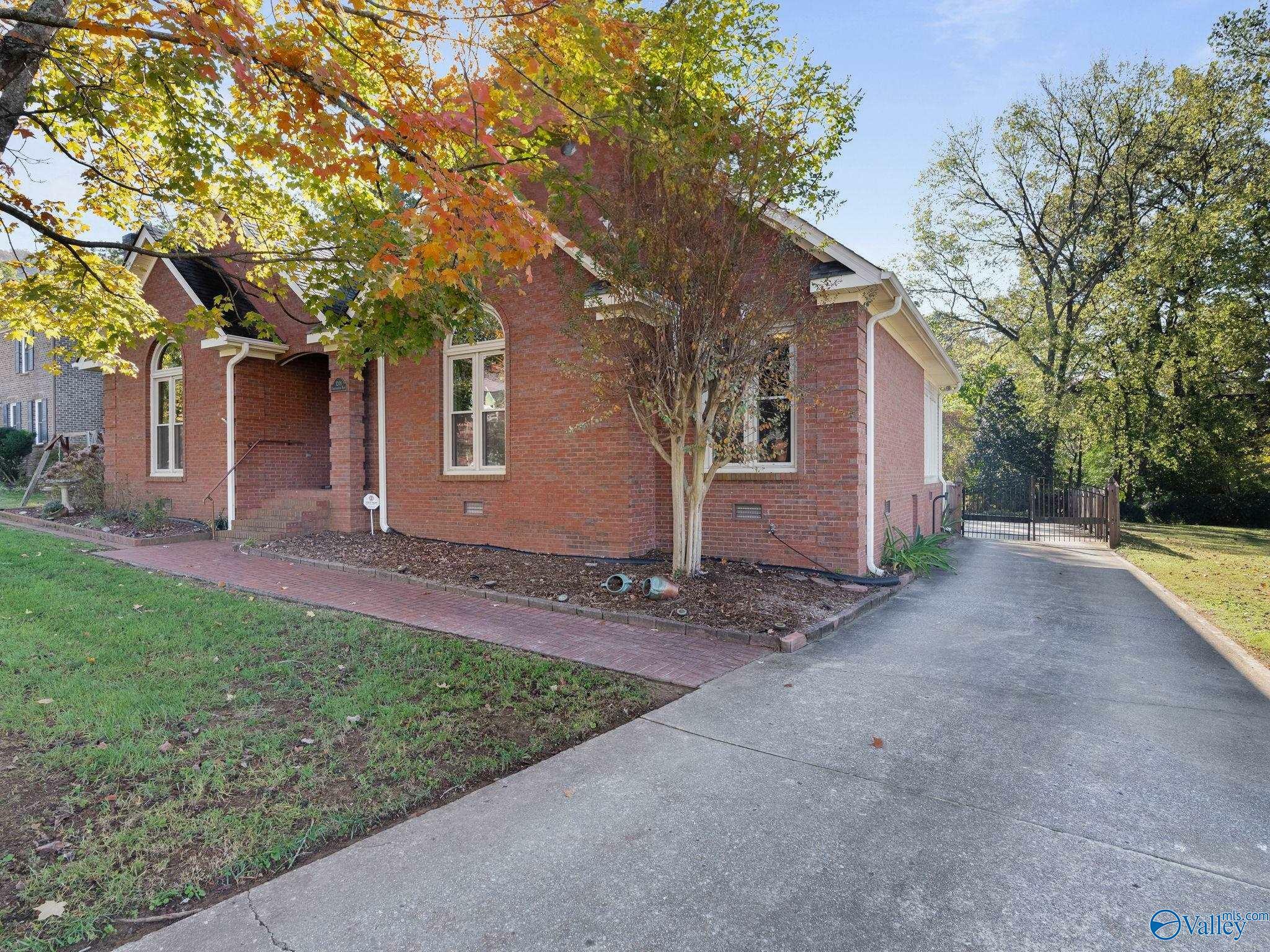 Property Photo:  1208 Chesterfield Road SE  AL 35803 