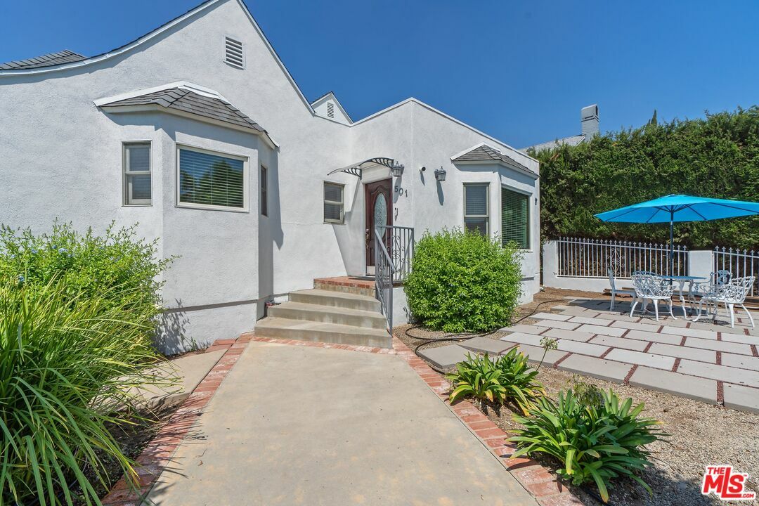 Property Photo:  501  N Gower St  CA 90004 