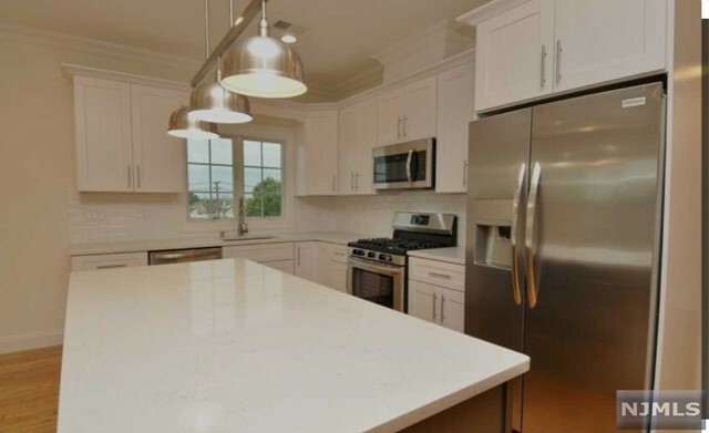 Property Photo:  724 Bloomfield Place 2  NJ 07071 