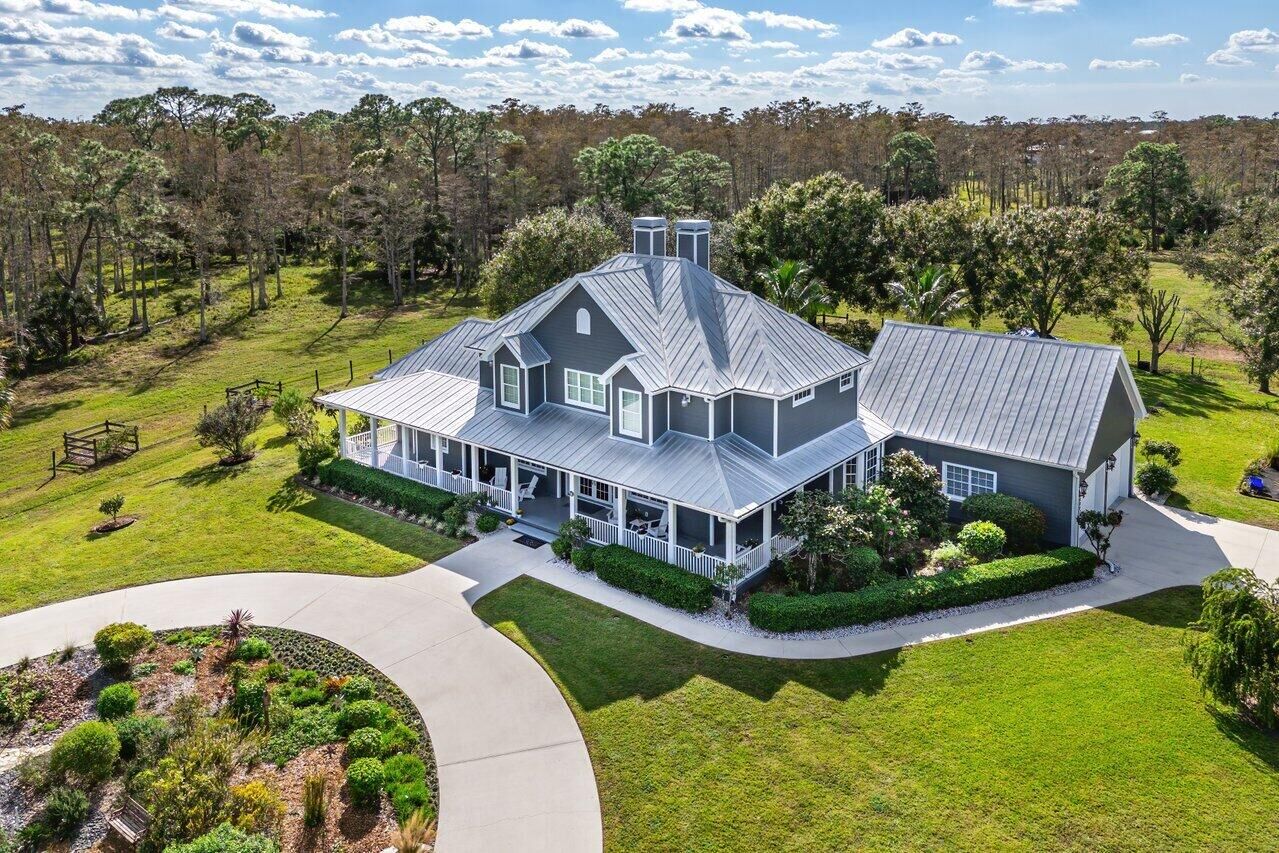 Property Photo: 1802 SW Trailside Path FL 34997