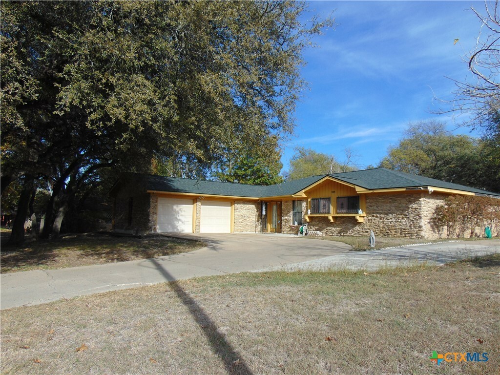 Property Photo:  201 Spanish Oaks Drive  TX 76548 