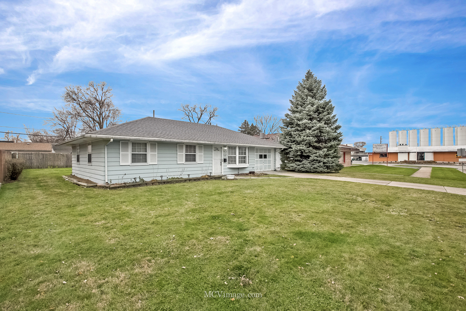 Property Photo:  560 Florida Avenue  IL 60506 