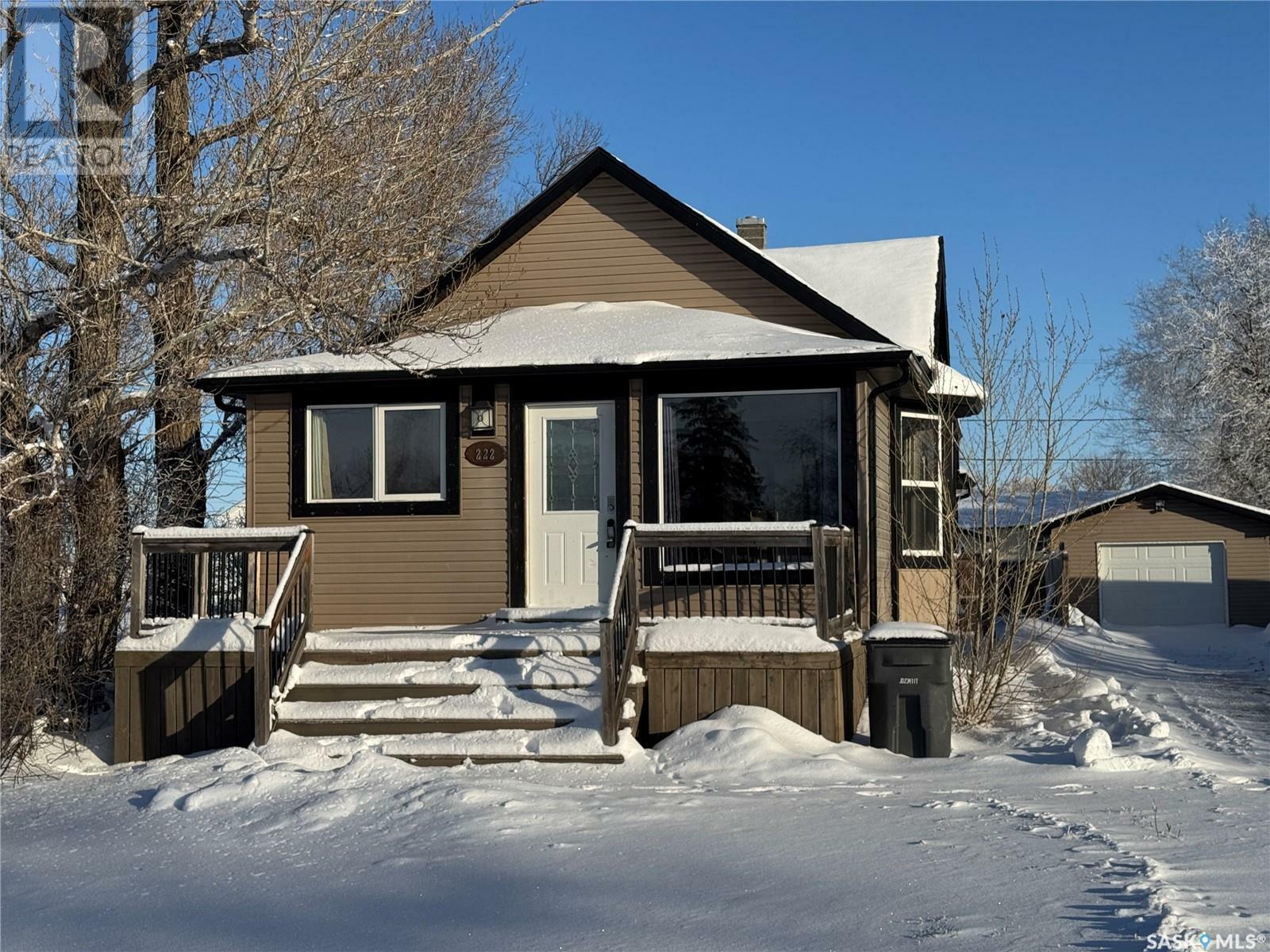 Photo de la propriété:  222 1st Street  SK S0G 2W0 