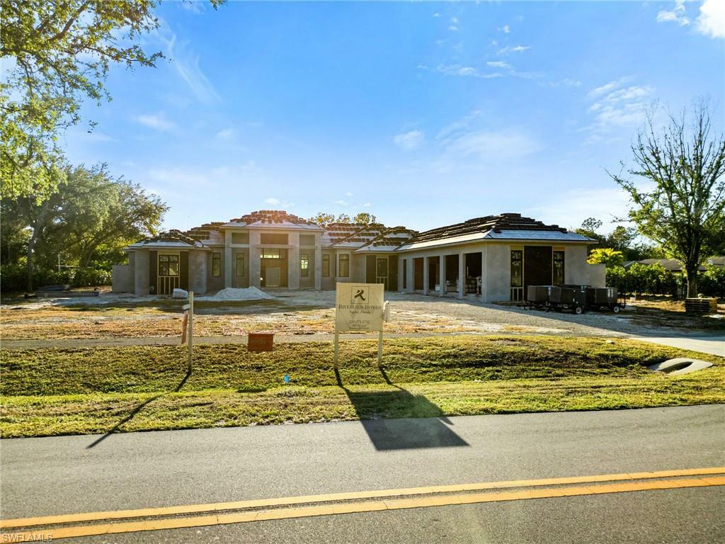 Property Photo: 208 Hickory Rd FL 34108