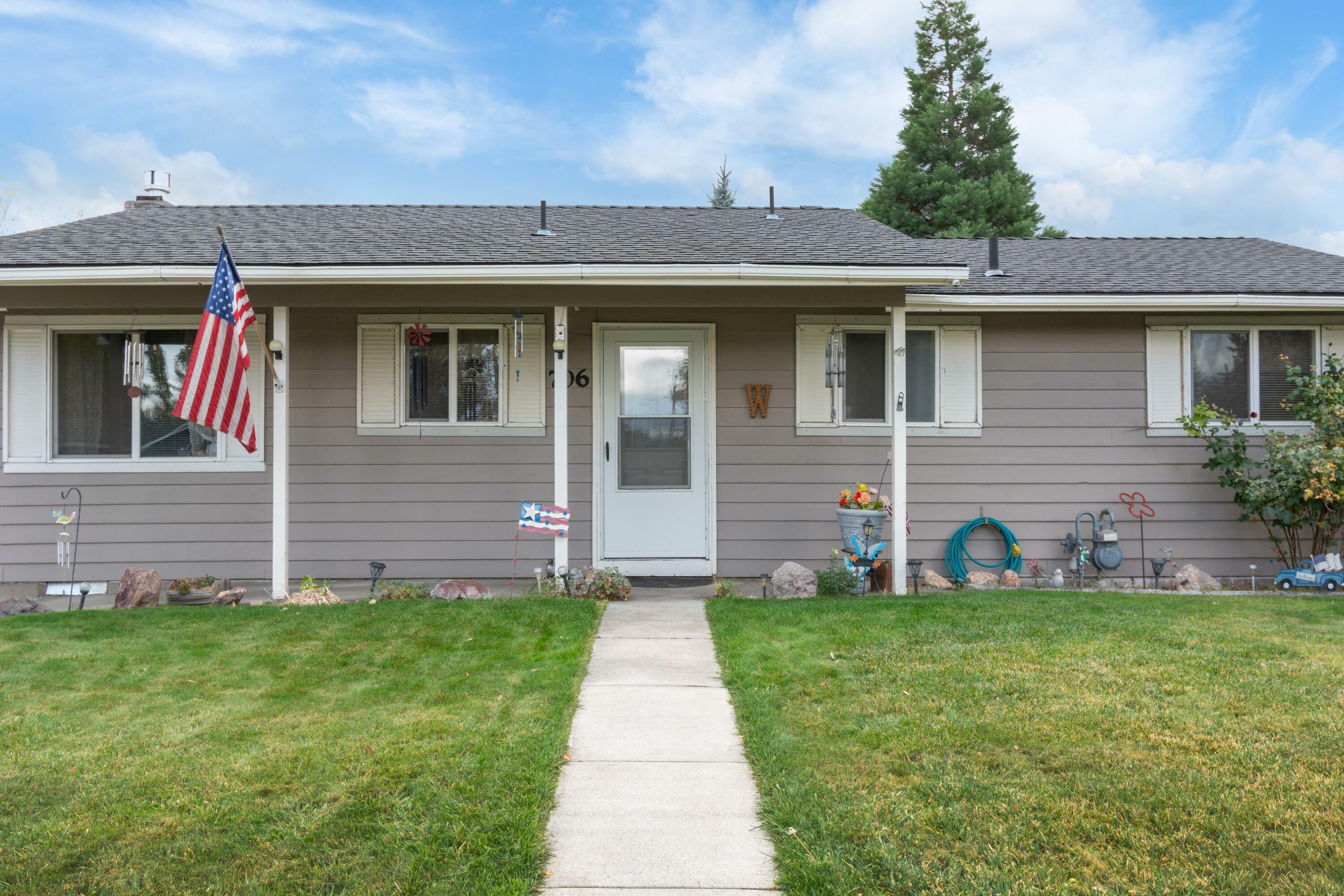 Property Photo:  706 SE 5th Street  OR 97754 