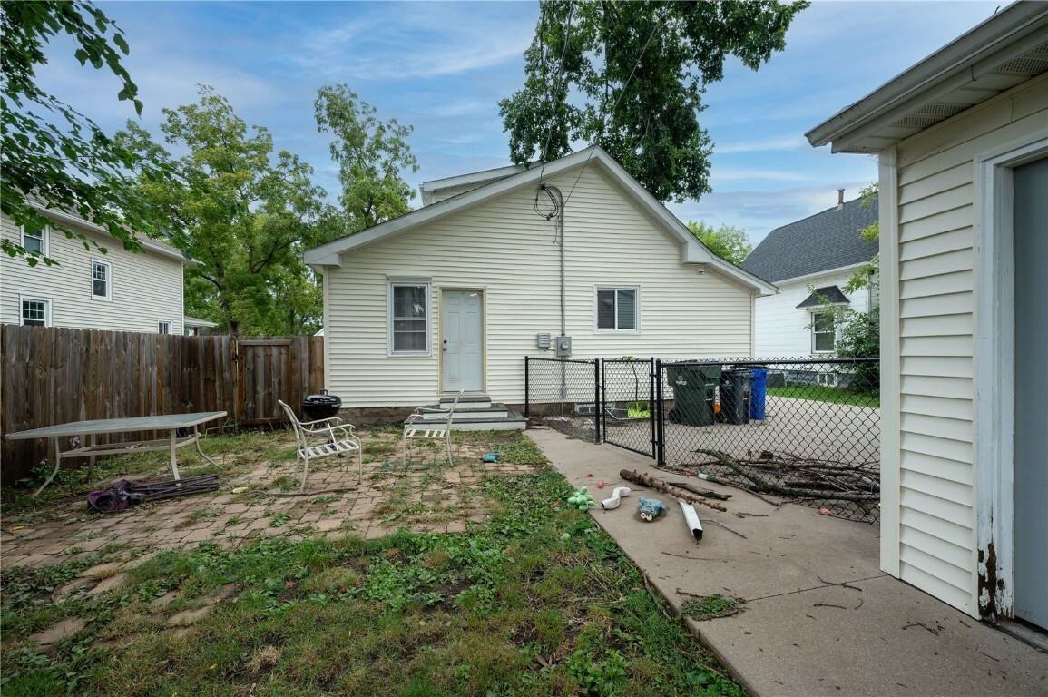 Property Photo:  511 34th NE  IA 52402 