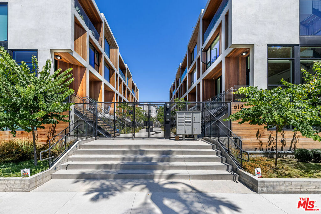 Property Photo: 610 S Van Ness Avenue 6 CA 90005