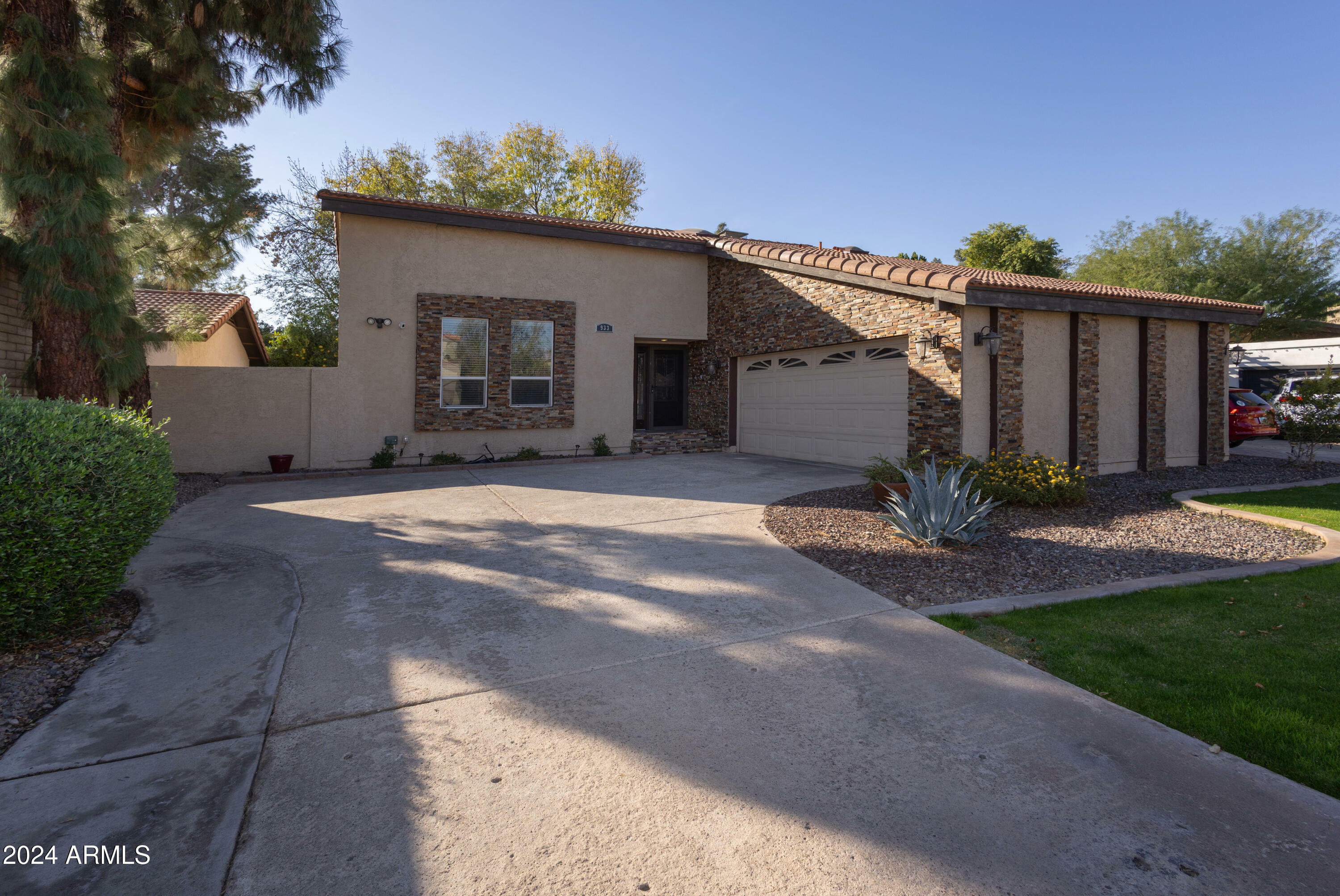 Property Photo: 933 E Driftwood Drive AZ 85283
