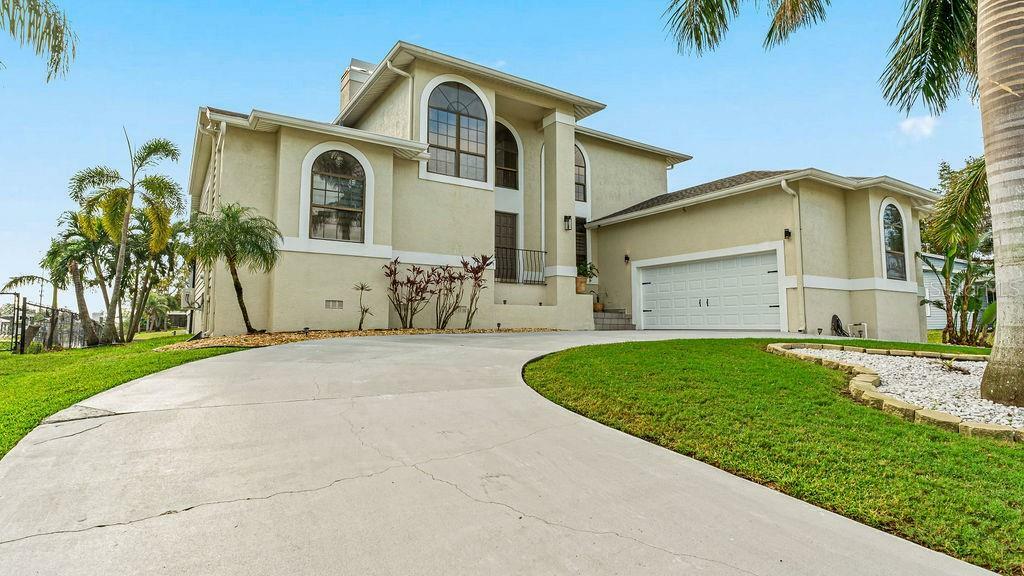 Property Photo:  804 Golf Island Drive  FL 33572 