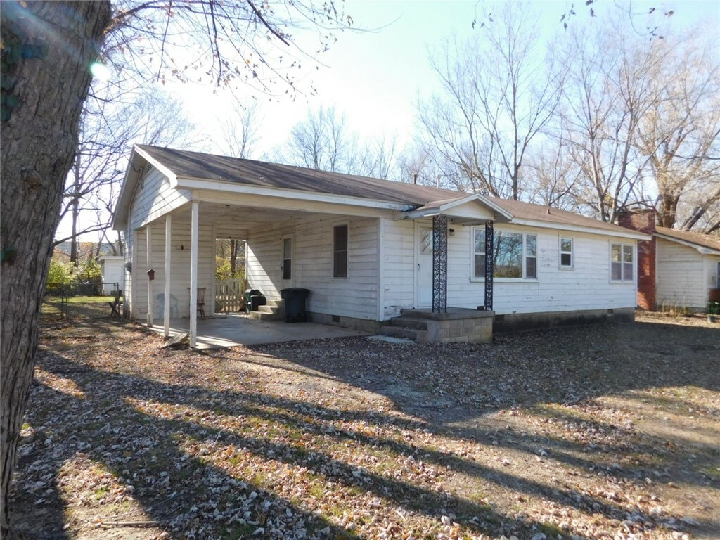 Property Photo:  6 W Montgomery Street  AR 72701 