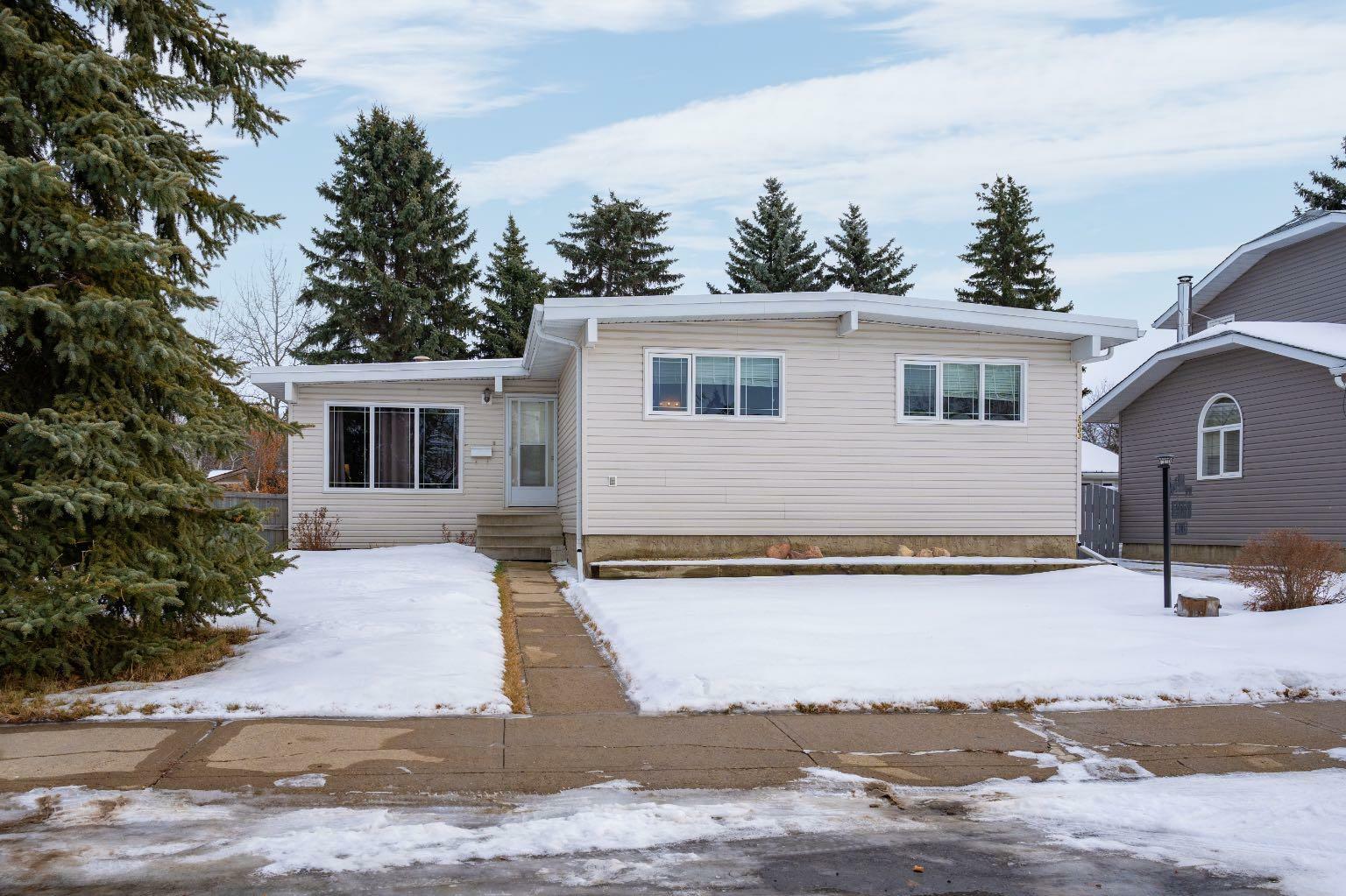 Property Photo:  5003 65 Street  AB T4V 3E6 