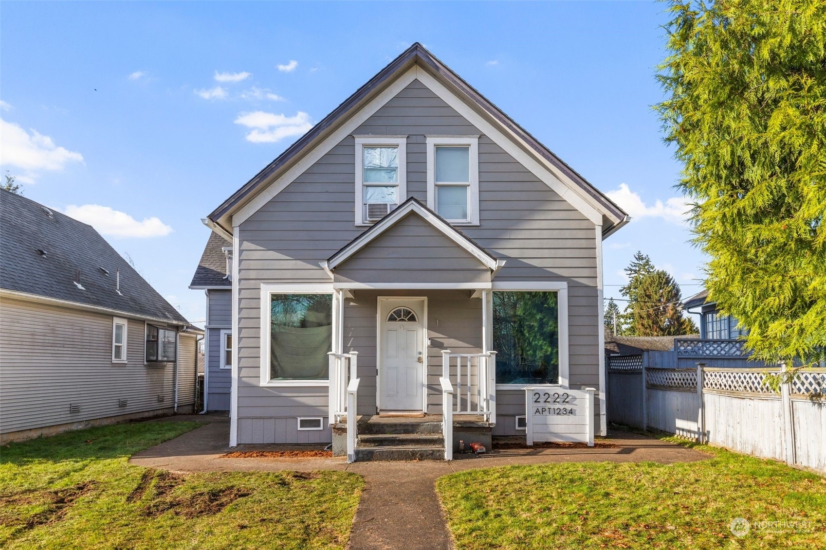 Property Photo:  2222  Summit Avenue  WA 98201 