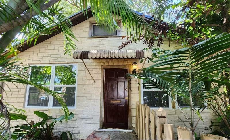 Property Photo:  1024 N 24th Ave  FL 33020 