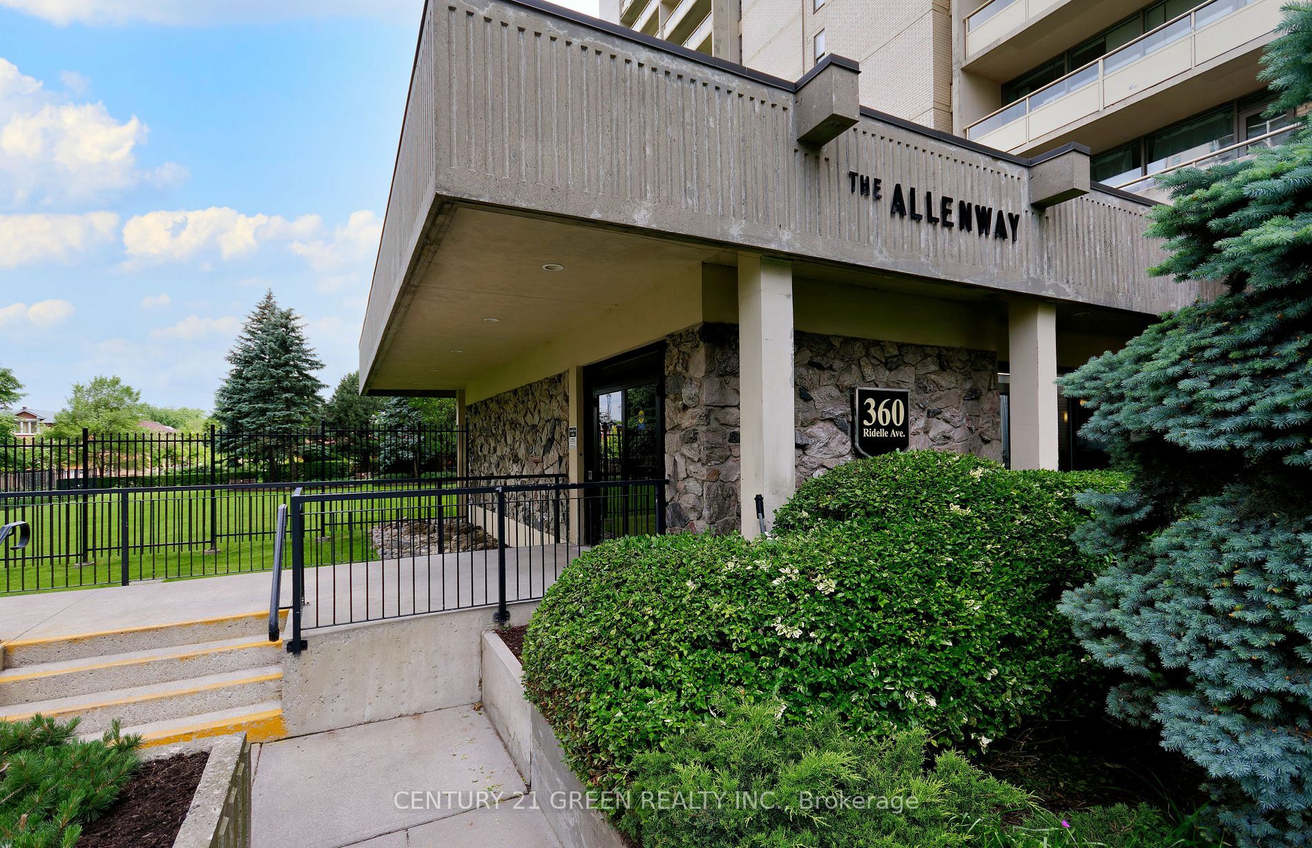 Property Photo:  360 Ridelle Ave #106  ON M6B 1K1 