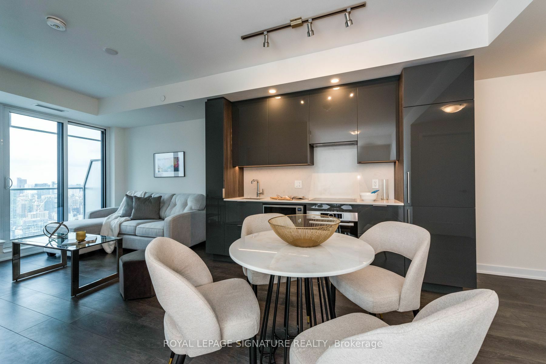 Property Photo:  28 Freeland St 5006  ON M5E 0E3 