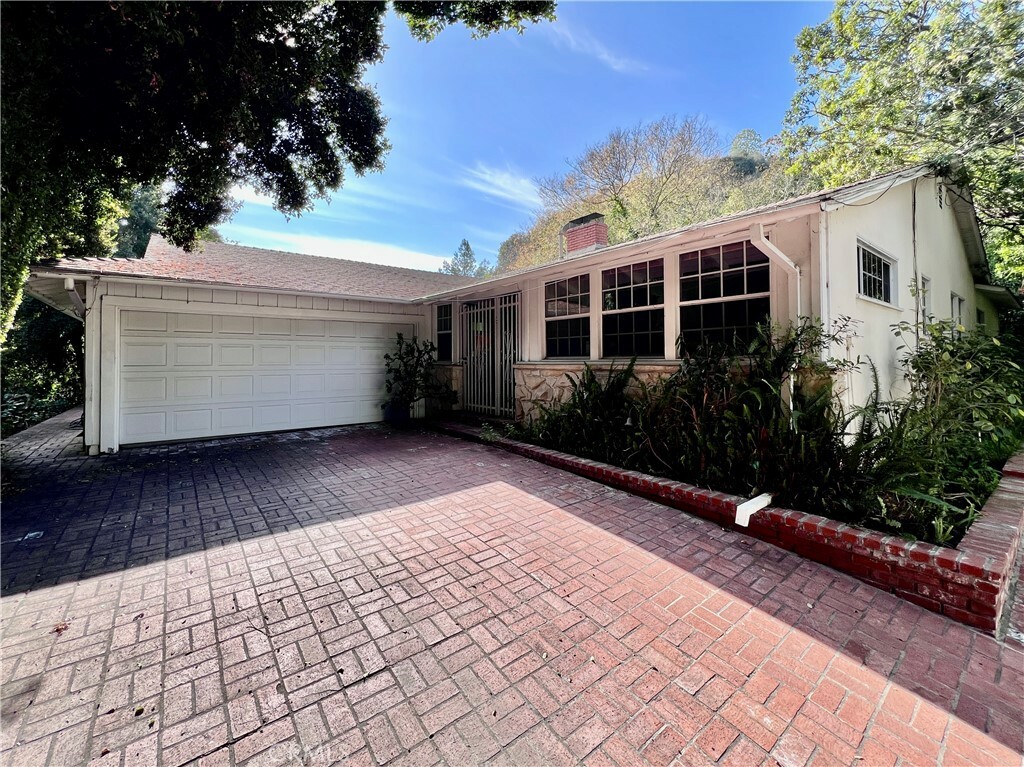 Property Photo:  2363 Coldwater Canyon Drive  CA 90210 