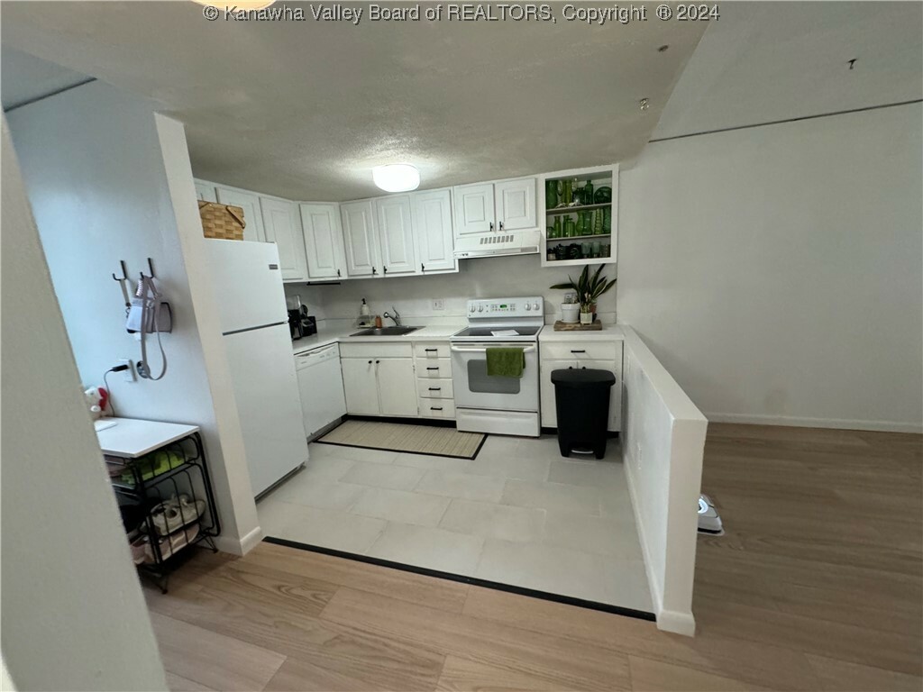 Property Photo: 2106 Kanawha Boulevard E 228 WV 25311