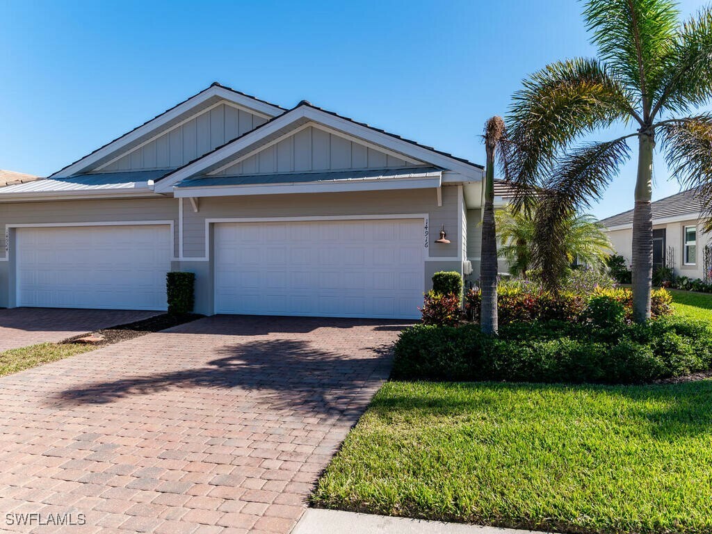 Property Photo:  14916 Edgewater Circle  FL 34114 