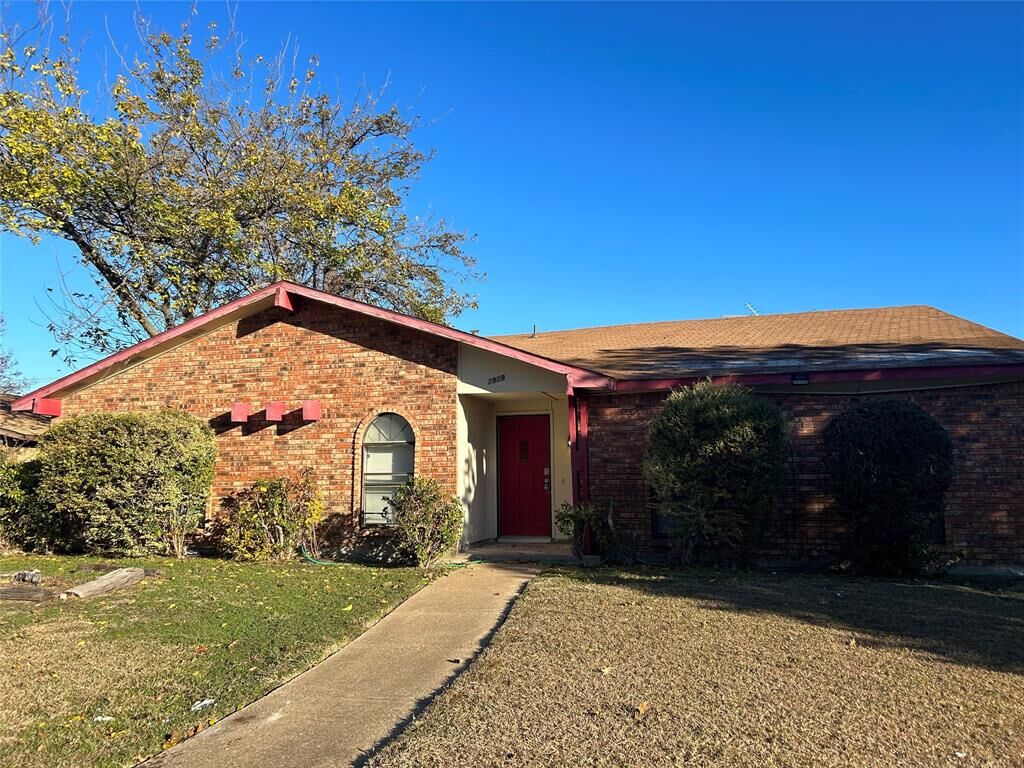 Property Photo: 2929 Housley Drive TX 75228
