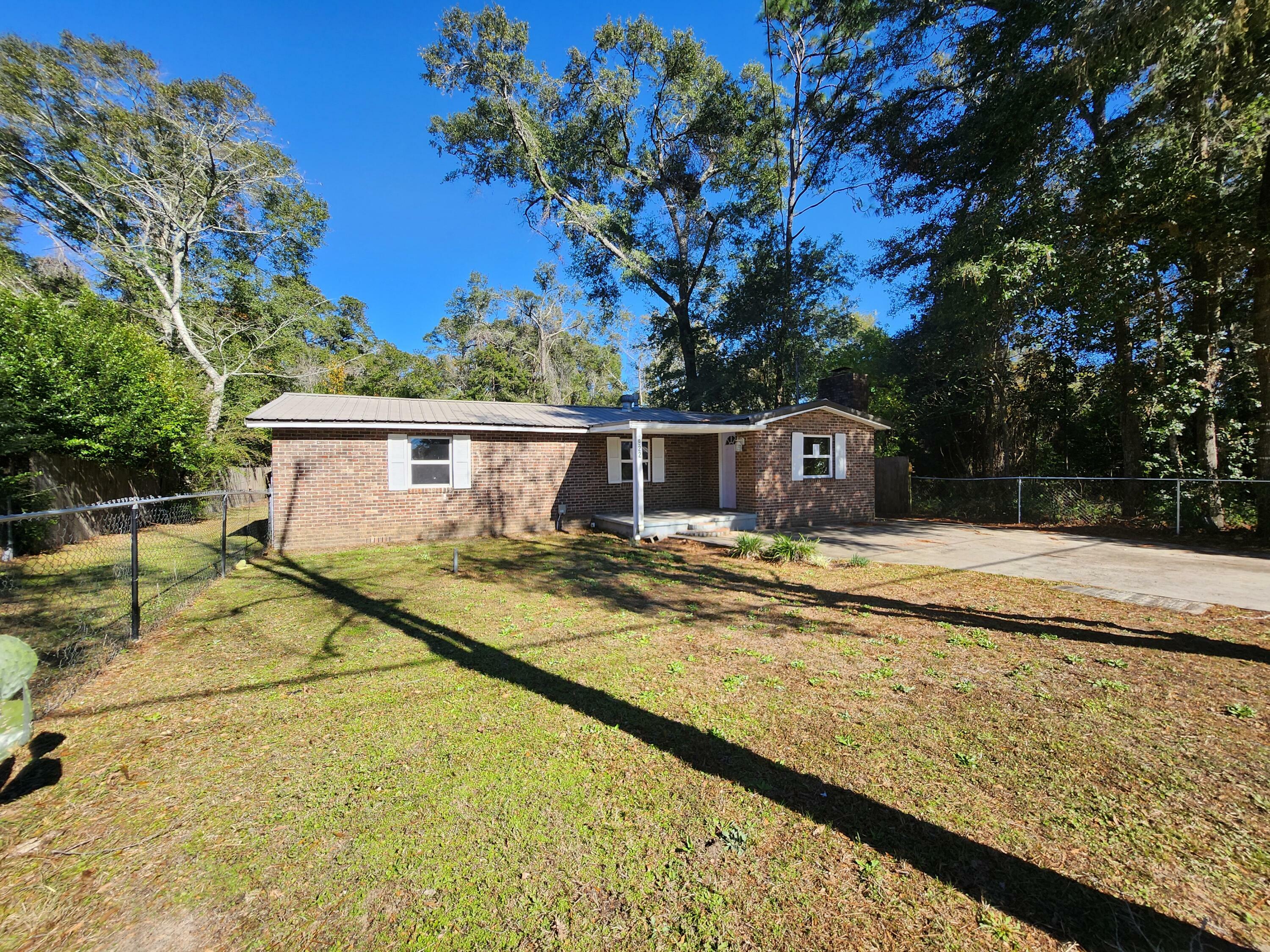 Property Photo:  922 E Chestnut Avenue  FL 32539 