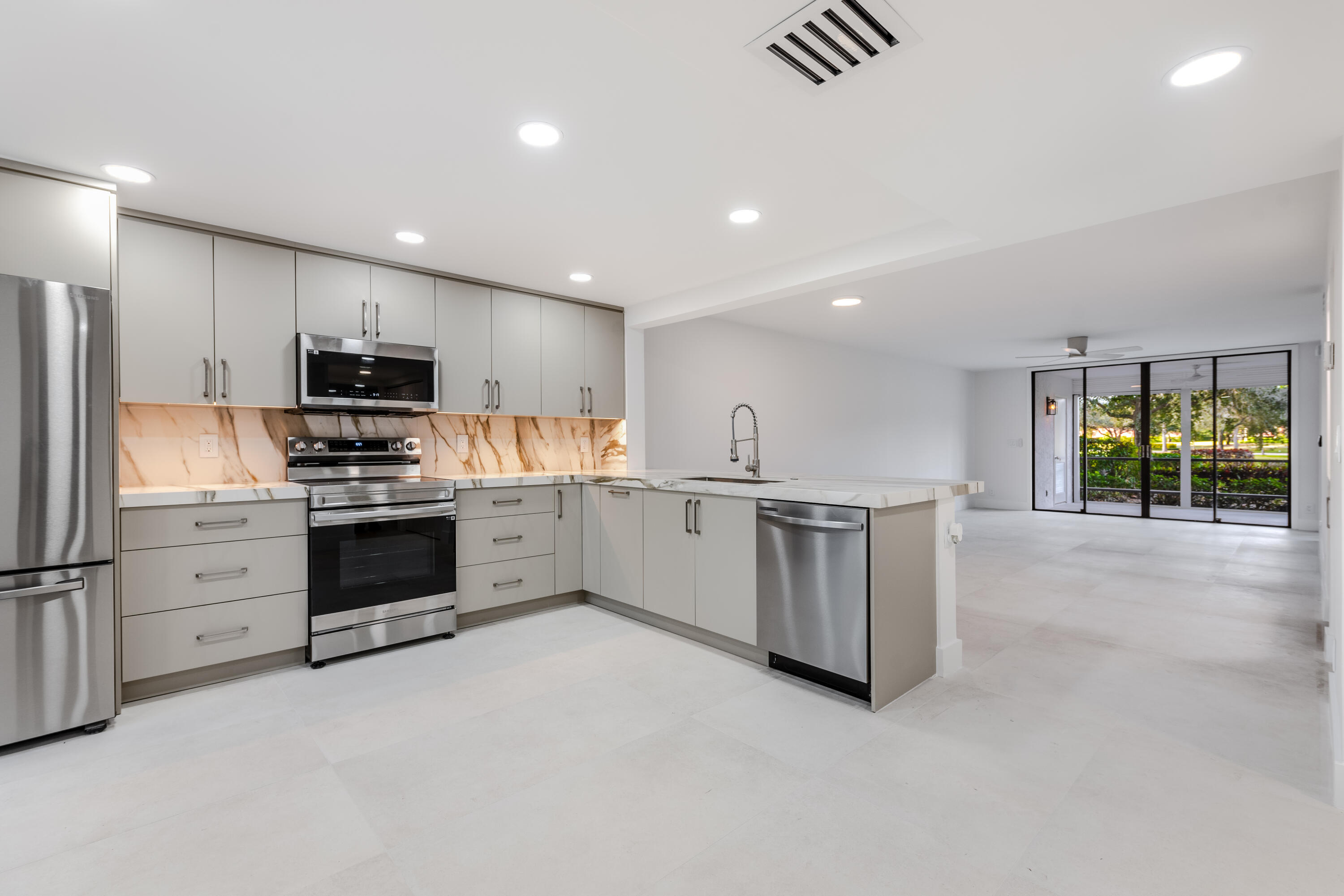 Property Photo: 15319 Strathearn Drive 11002 FL 33446