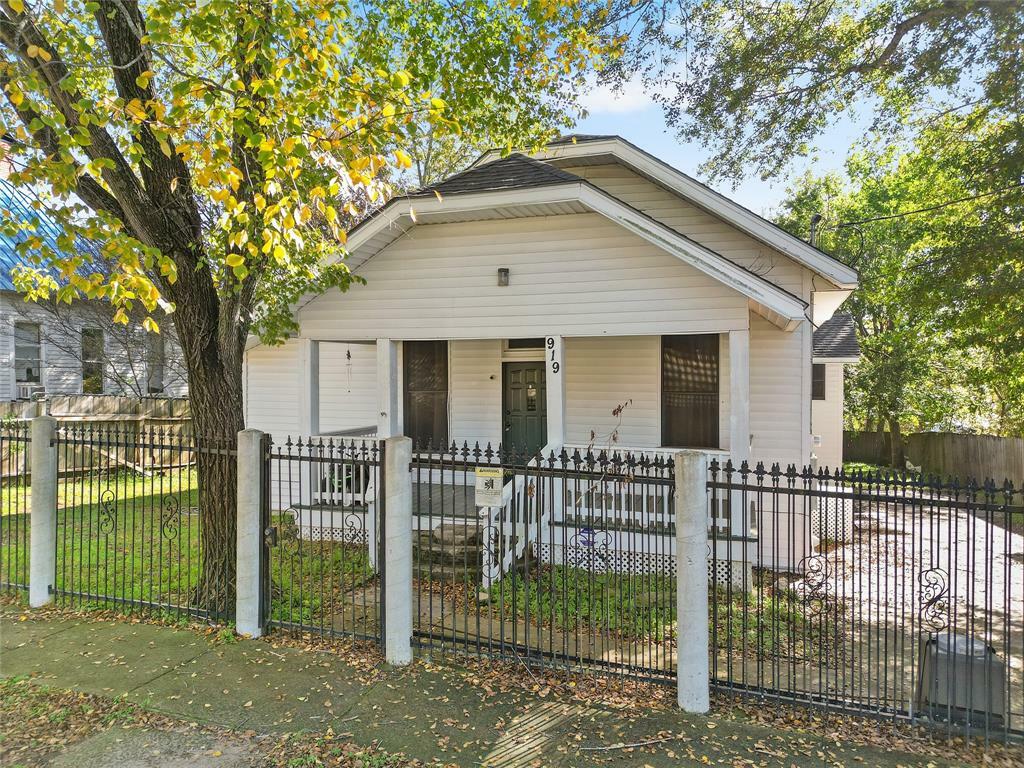Property Photo: 919 10th Street TX 77320