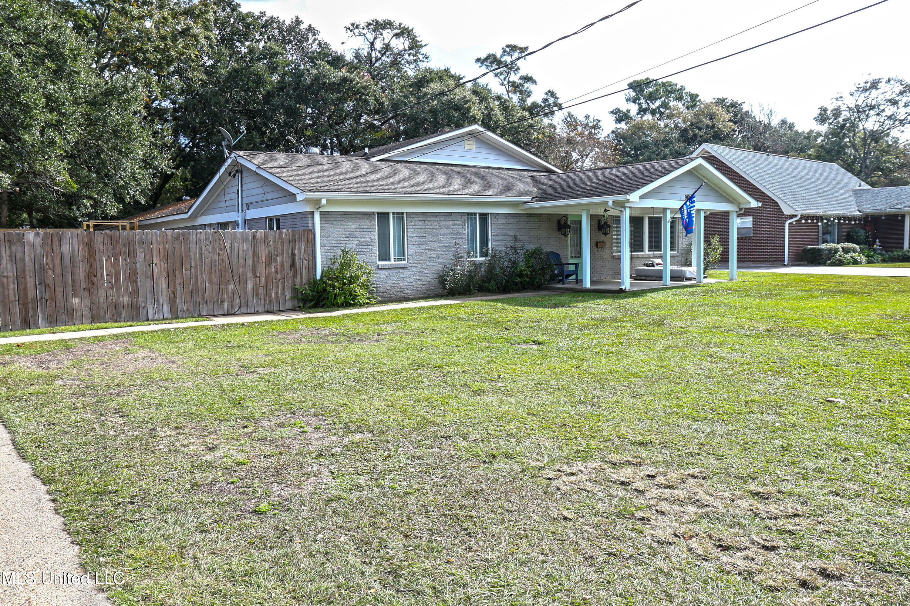 Property Photo:  910 Williams Street  MS 39567 