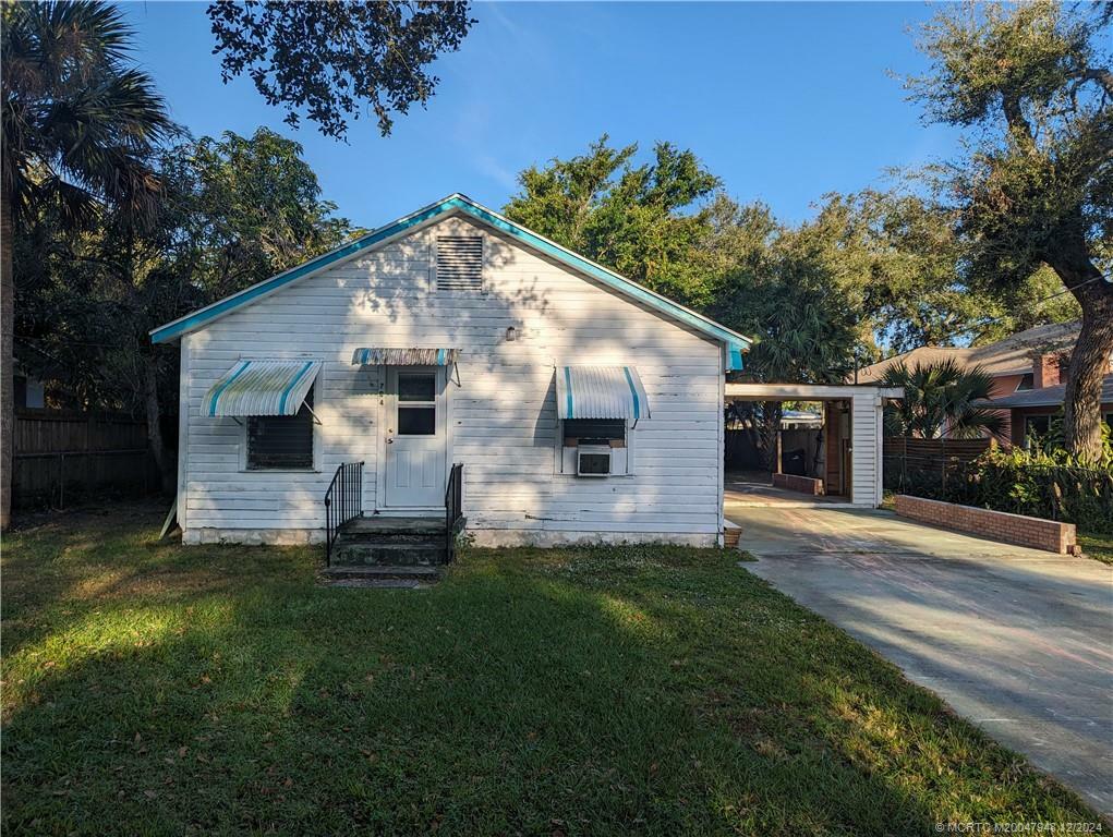 Property Photo:  704 SW Pine Avenue  FL 34994 