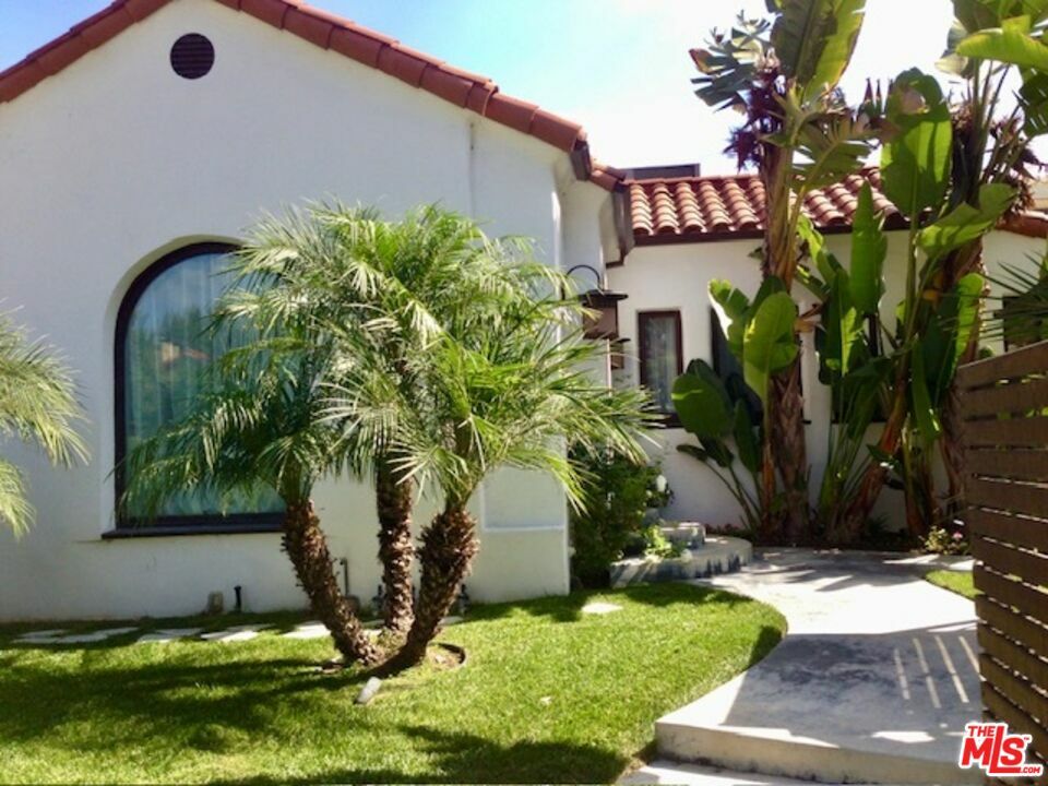 Property Photo:  118  N La Peer Dr  CA 90048 