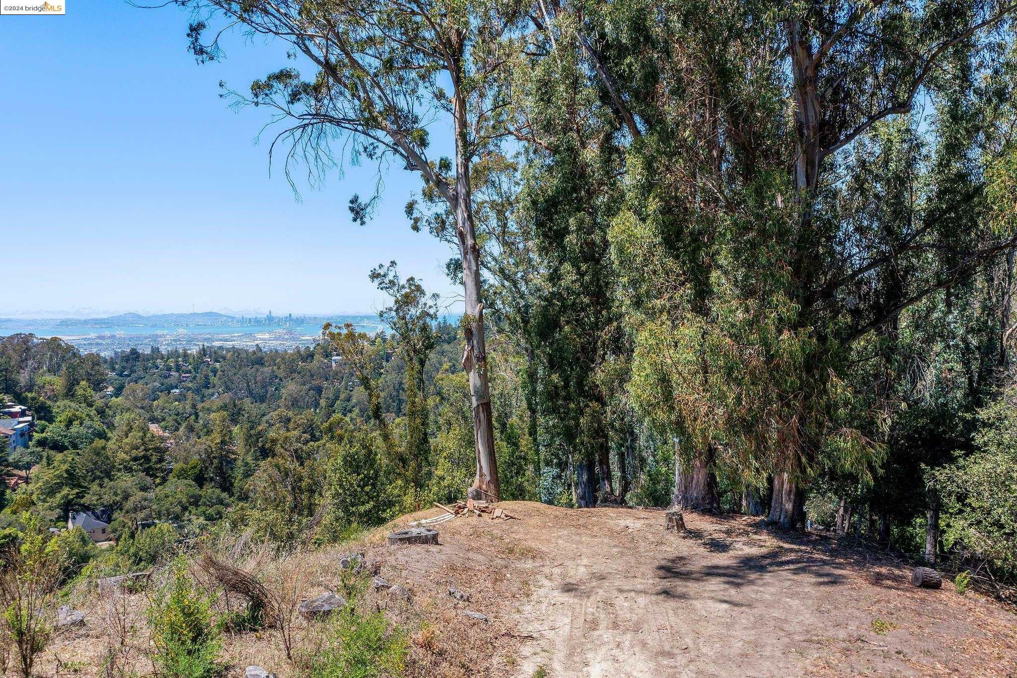 Property Photo:  88 Oakwood Ct  CA 94611 