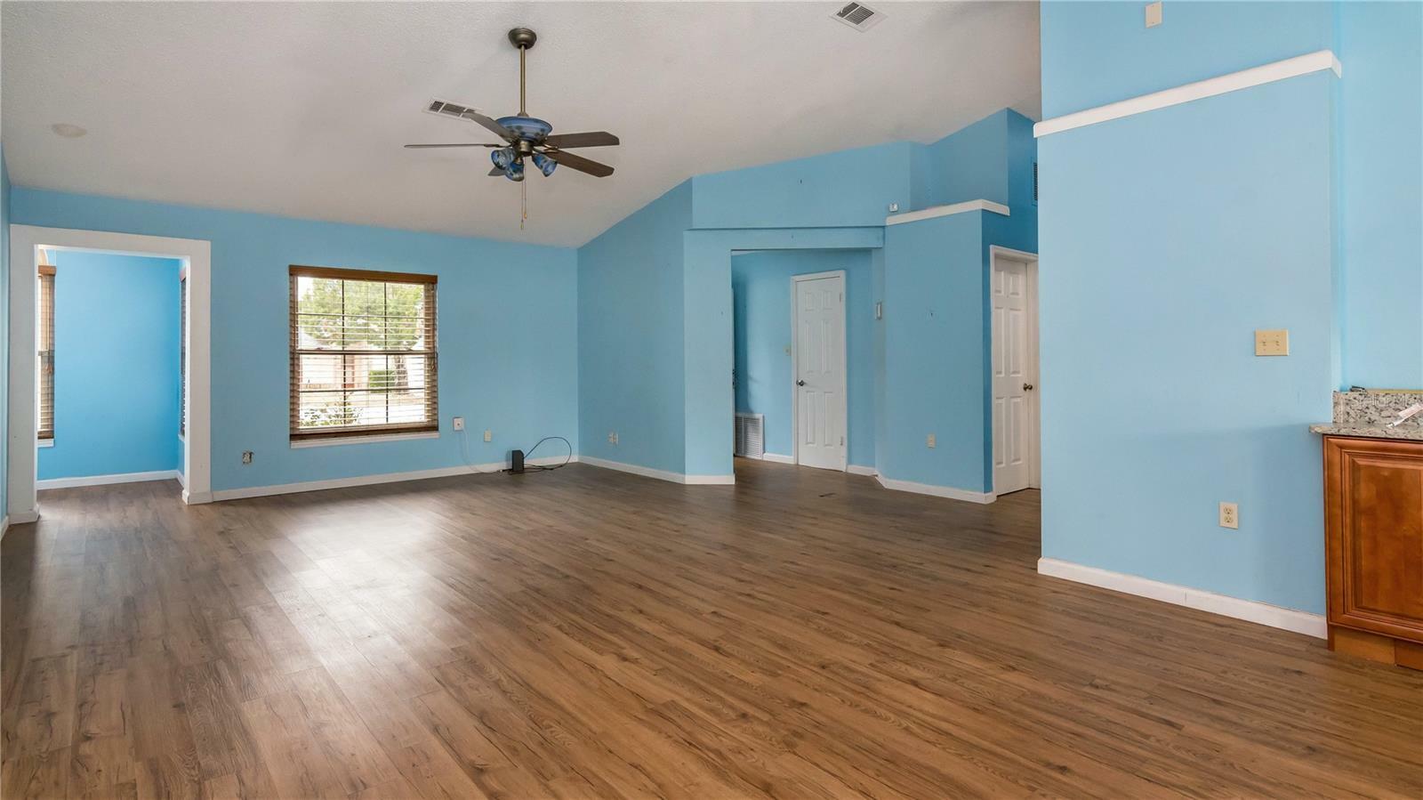 Property Photo: 3303 Knightsbridge Road FL 32818