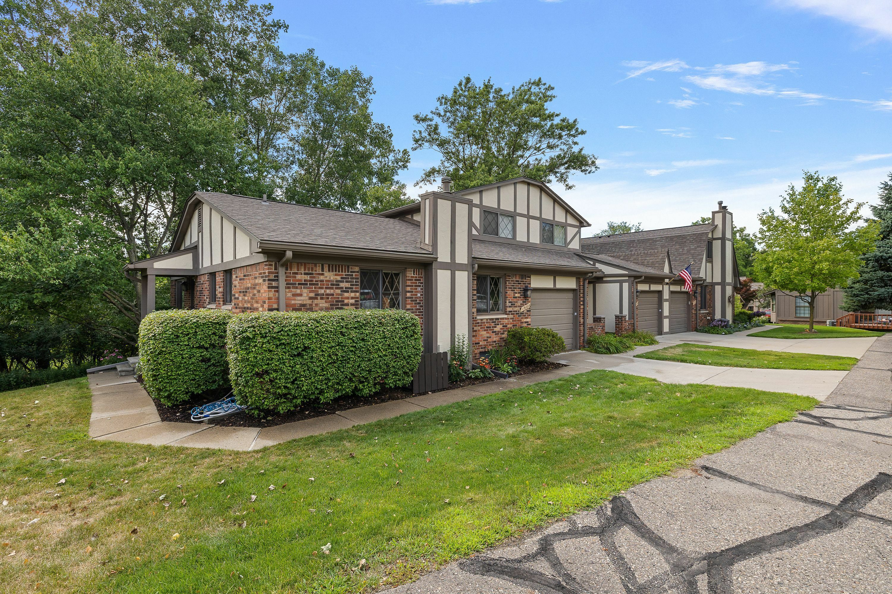 Property Photo:  1980 Pondview Court  MI 48309 3303 