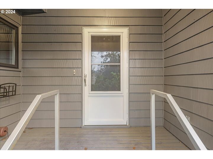 Property Photo: 700 SE Marion St D OR 97202
