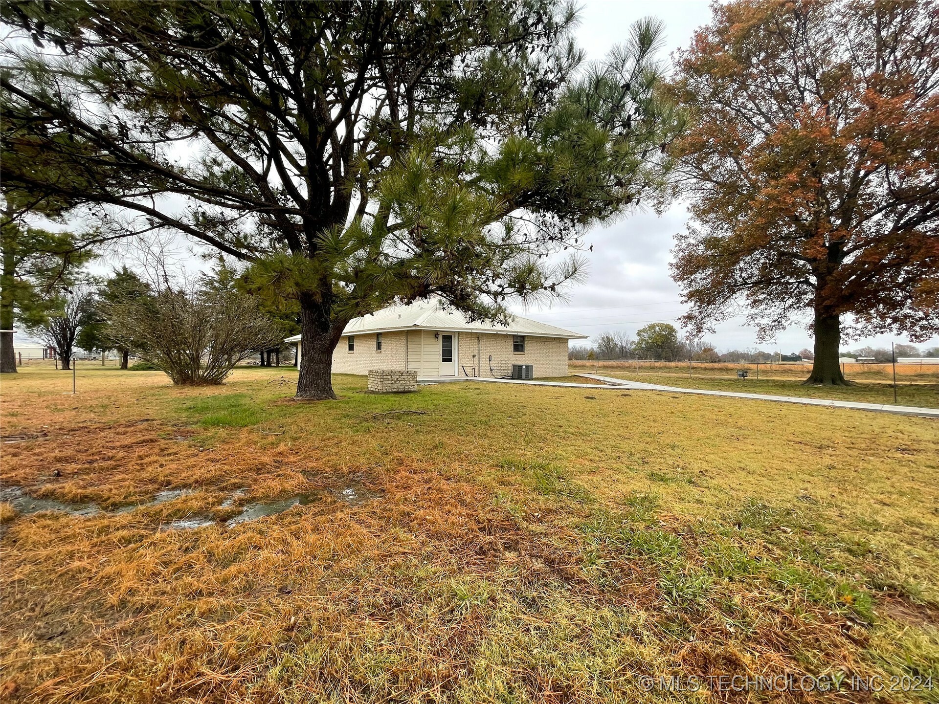 Property Photo:  75039 S 260 Road  OK 74467 