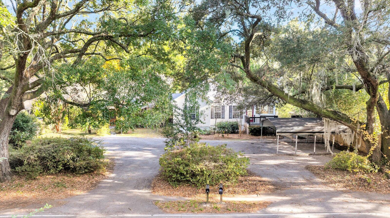 Property Photo: 733 Fort Johnson Road SC 29412