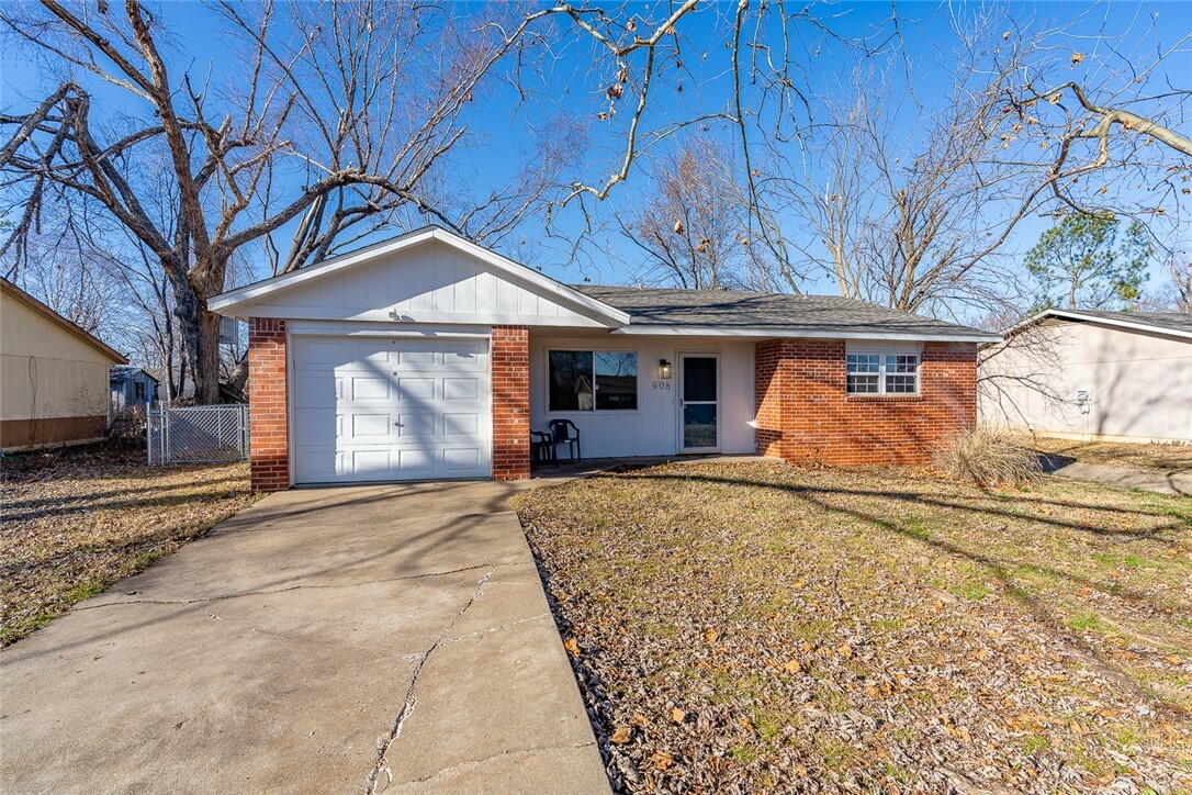 Property Photo:  908 N 30th Street  AR 72756 