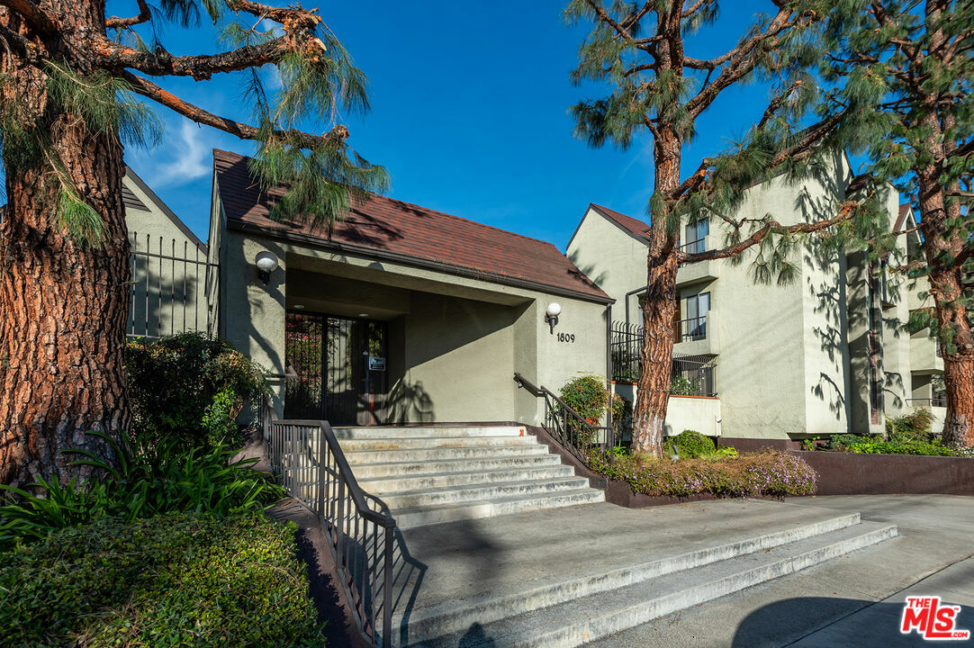 Property Photo:  1809   Peyton Ave 113  CA 91504 