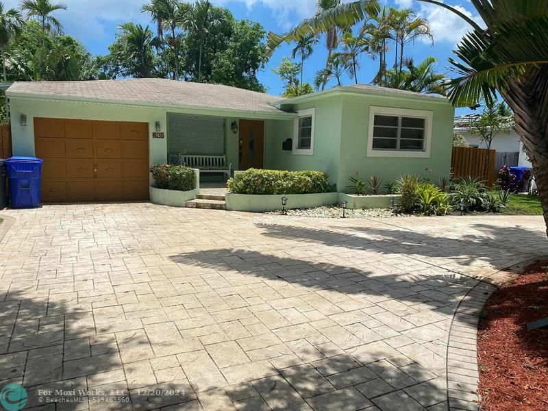 Property Photo:  425 S 26th Ave  FL 33020 