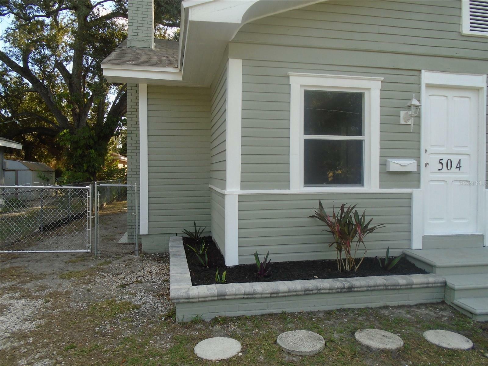 Property Photo:  504 4th Avenue E  FL 34208 