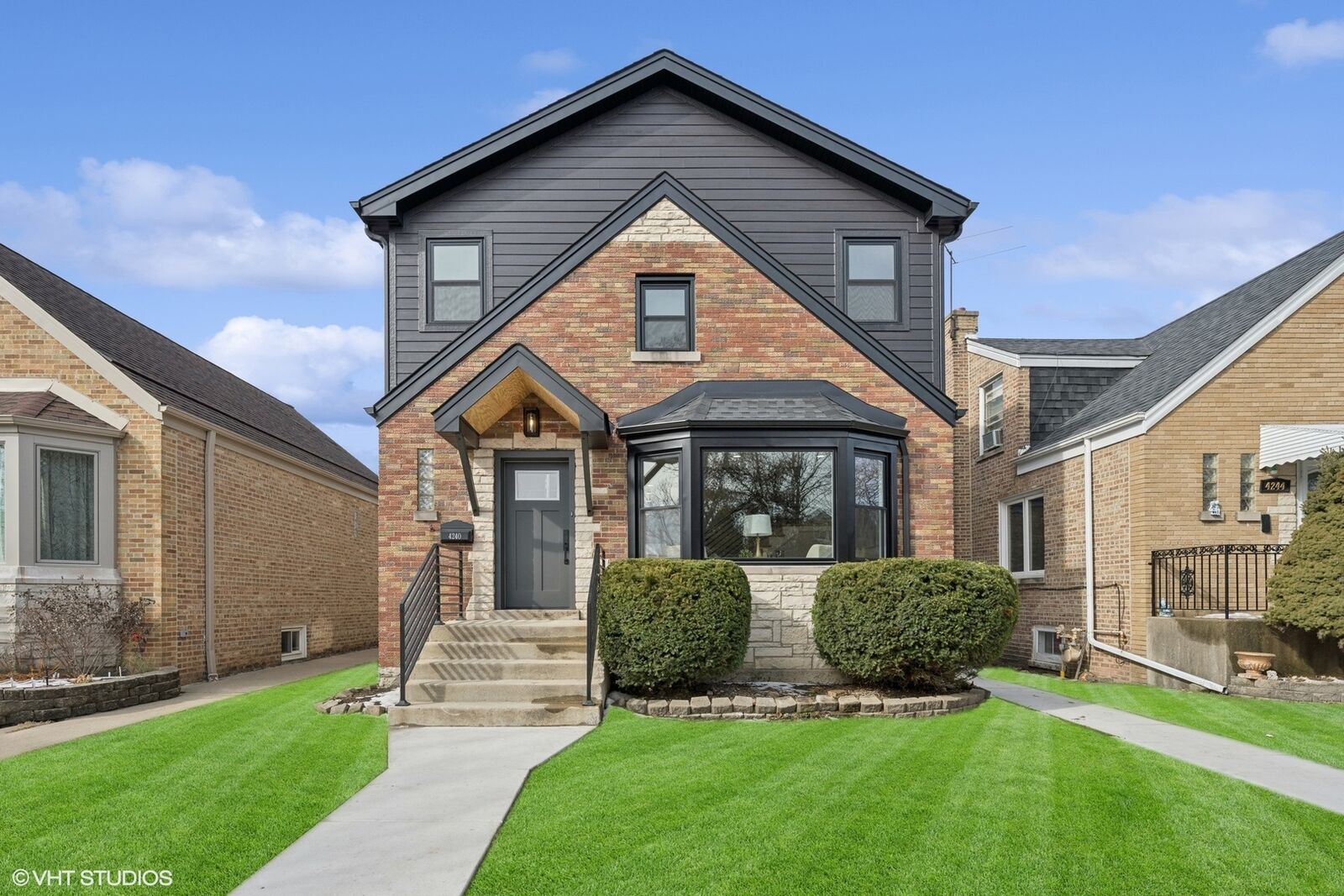 Property Photo: 4240 N Parkside Avenue IL 60634