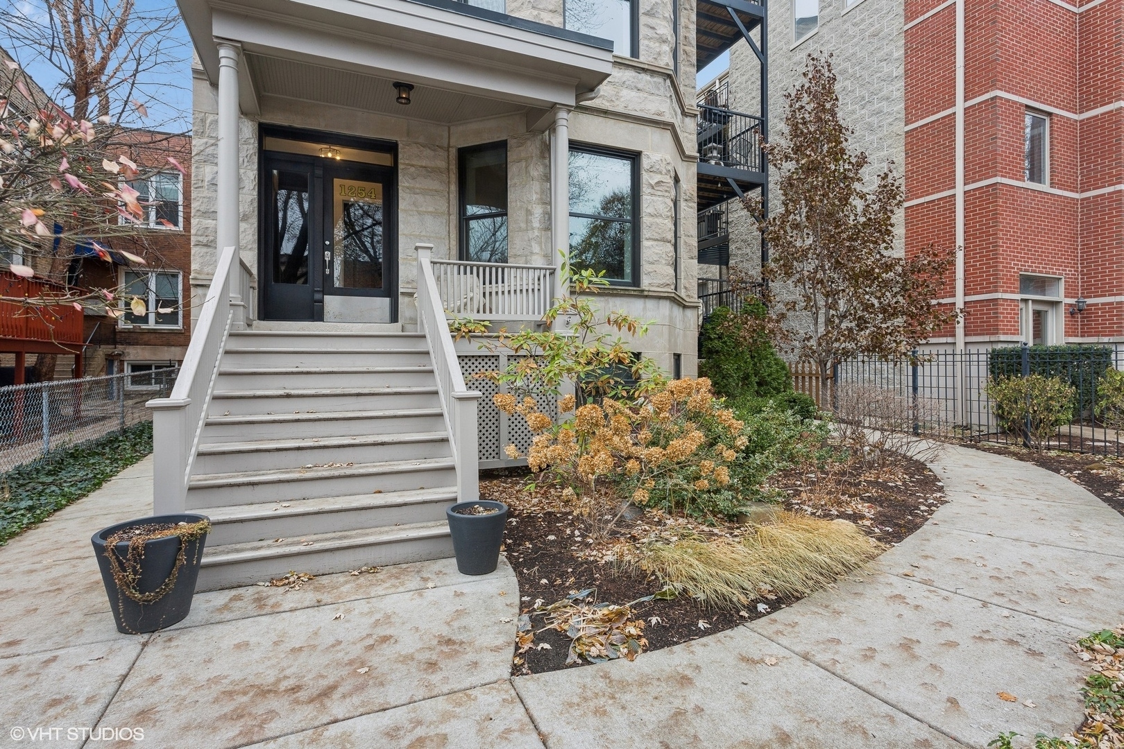 Property Photo:  1254 W Winnemac Avenue 1N  IL 60640 