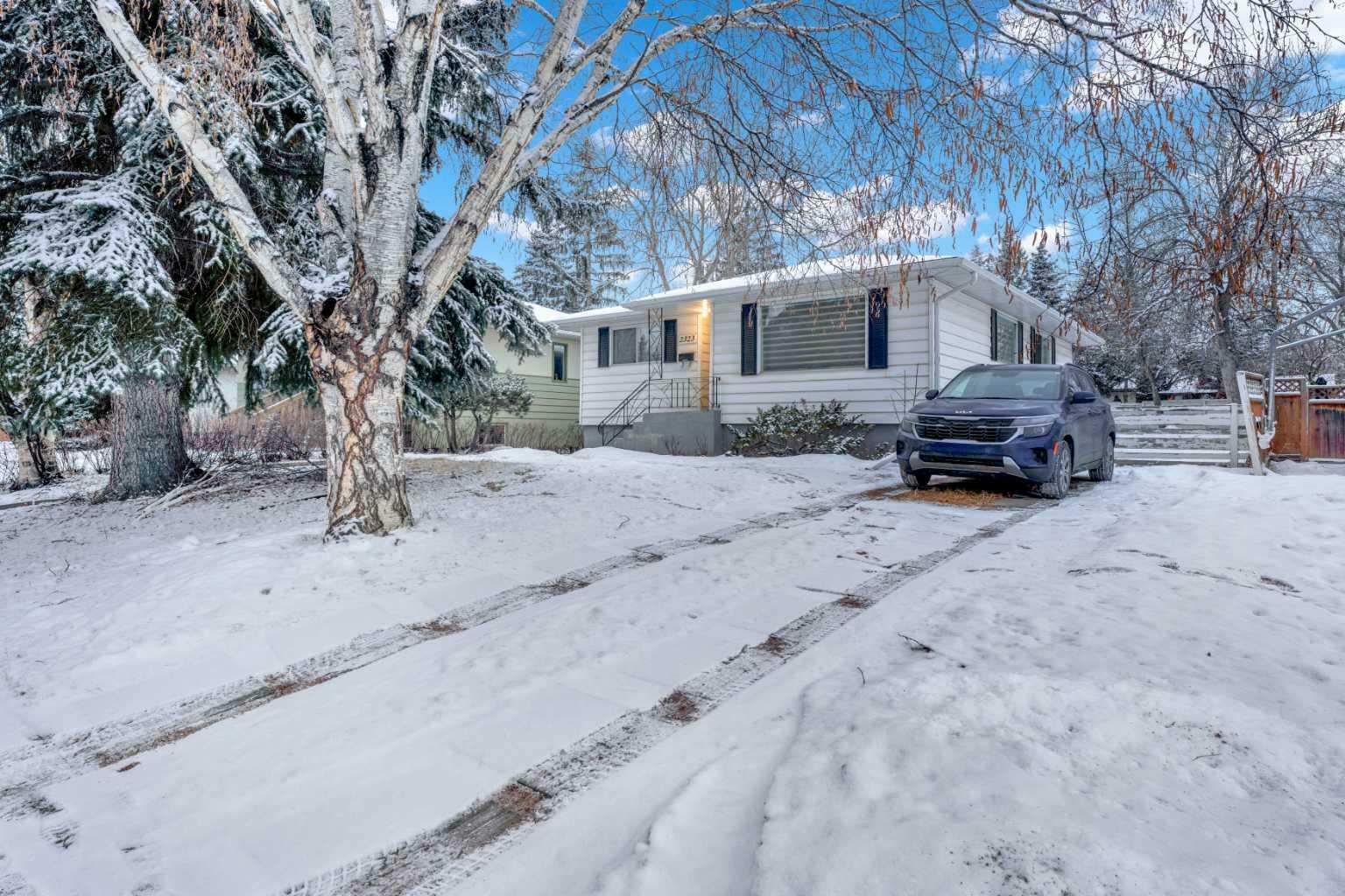 2323 23 Street NW  Calgary AB T2M 3Y1 photo