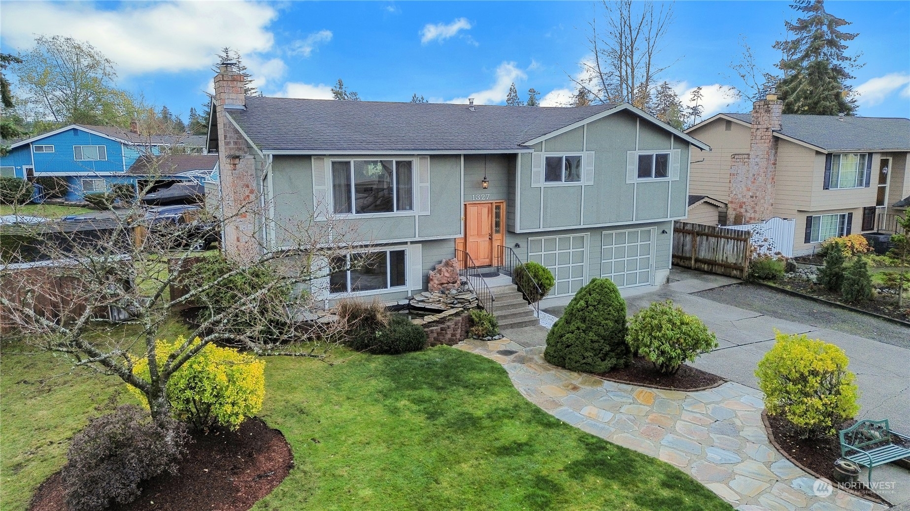 Property Photo:  1327 S 275th Place  WA 98198 