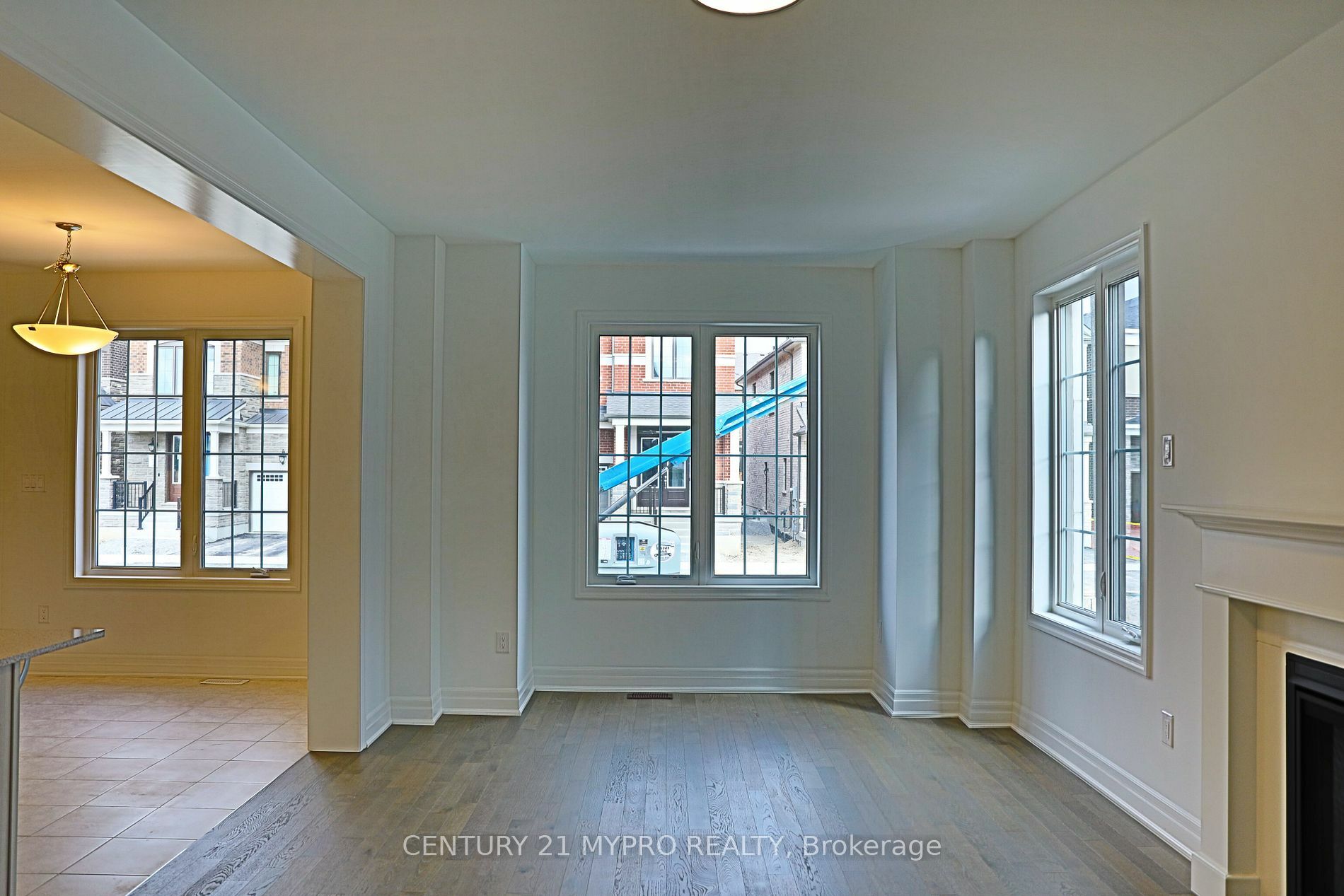 Property Photo:  39 Berczy Mnr Cres  ON L6C 3M2 