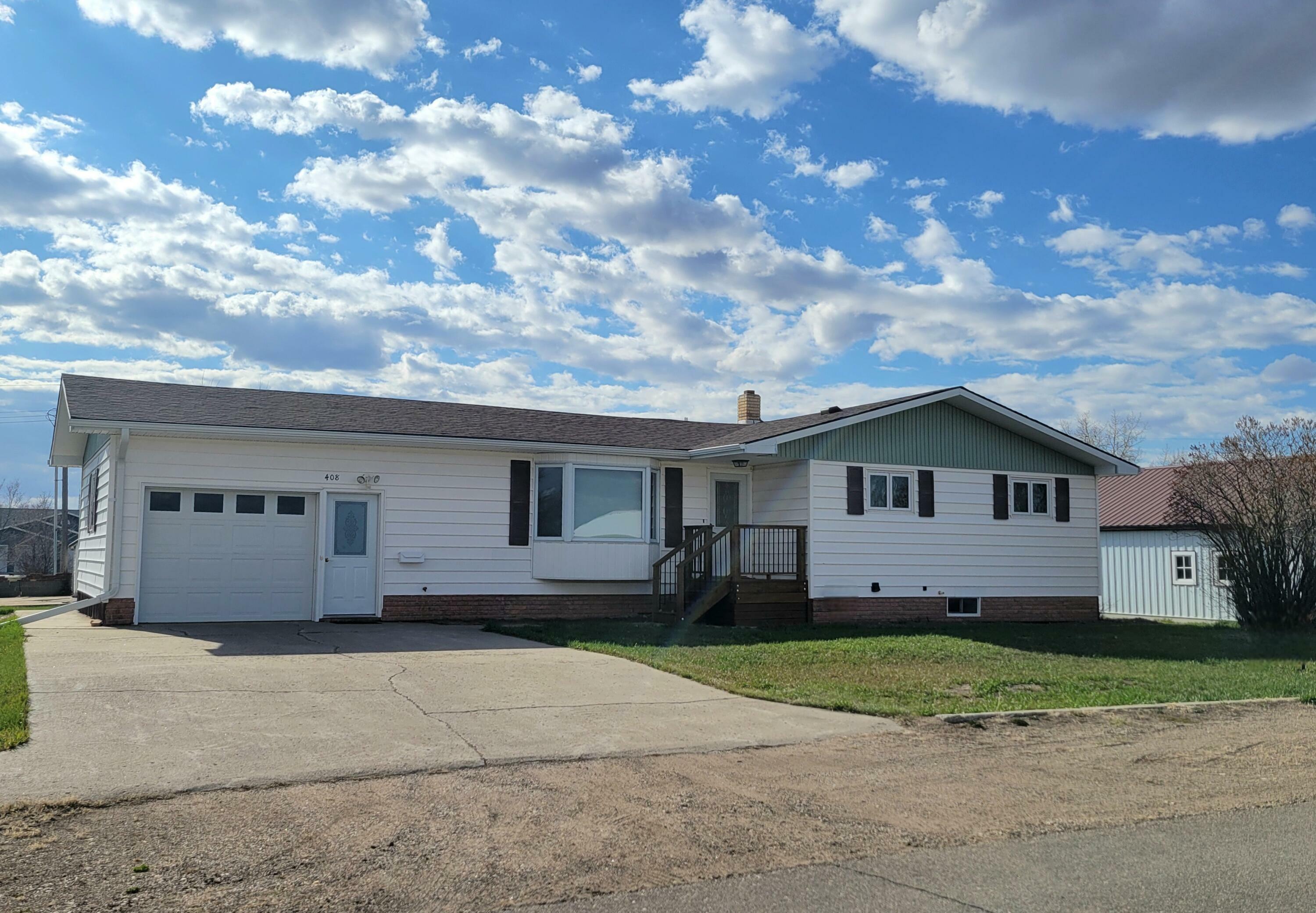 Property Photo: 408 NE Cedar St SD 57632